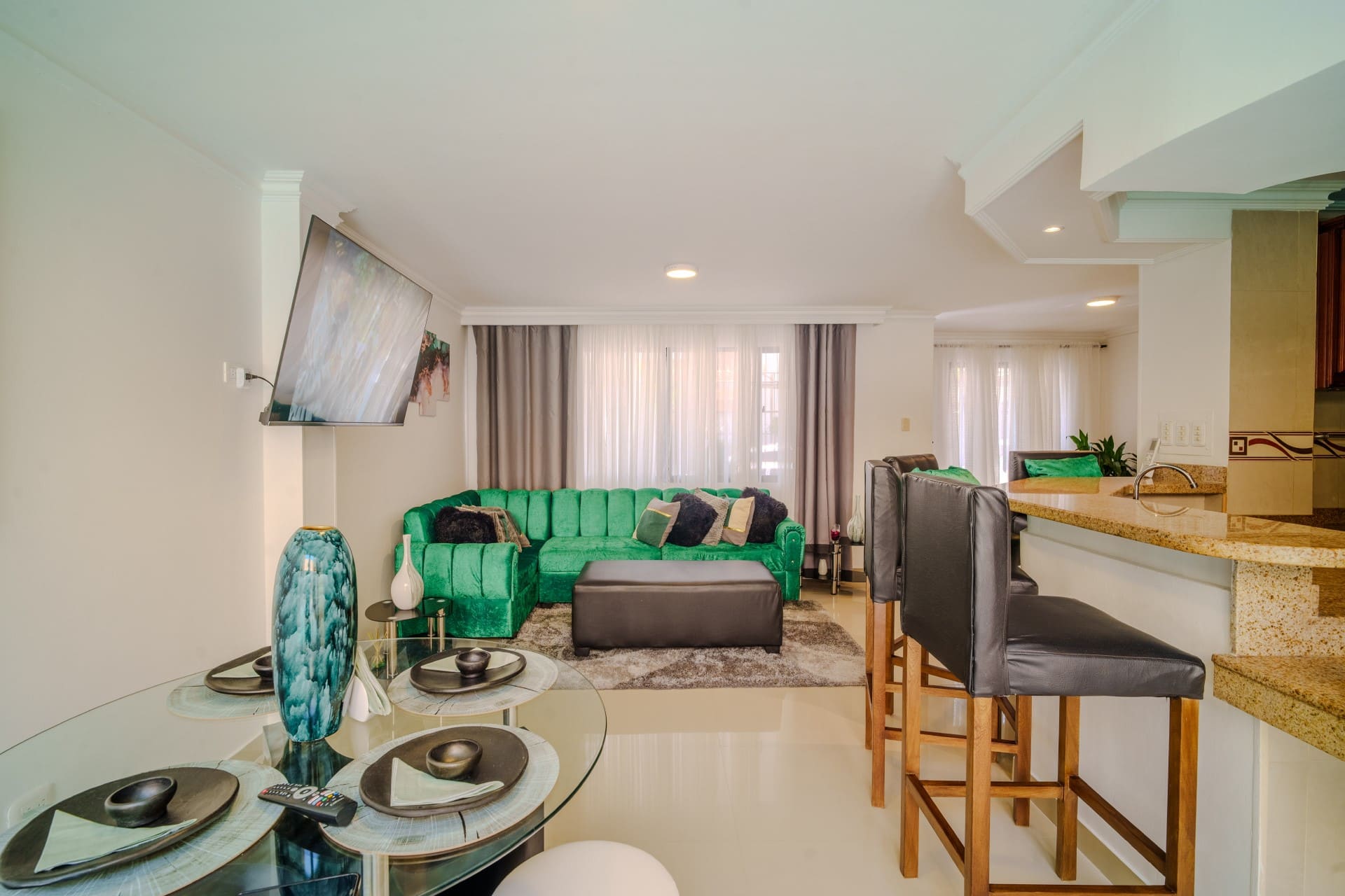 Private 4BR Oasis w/ Pool & Sauna Near Walled City