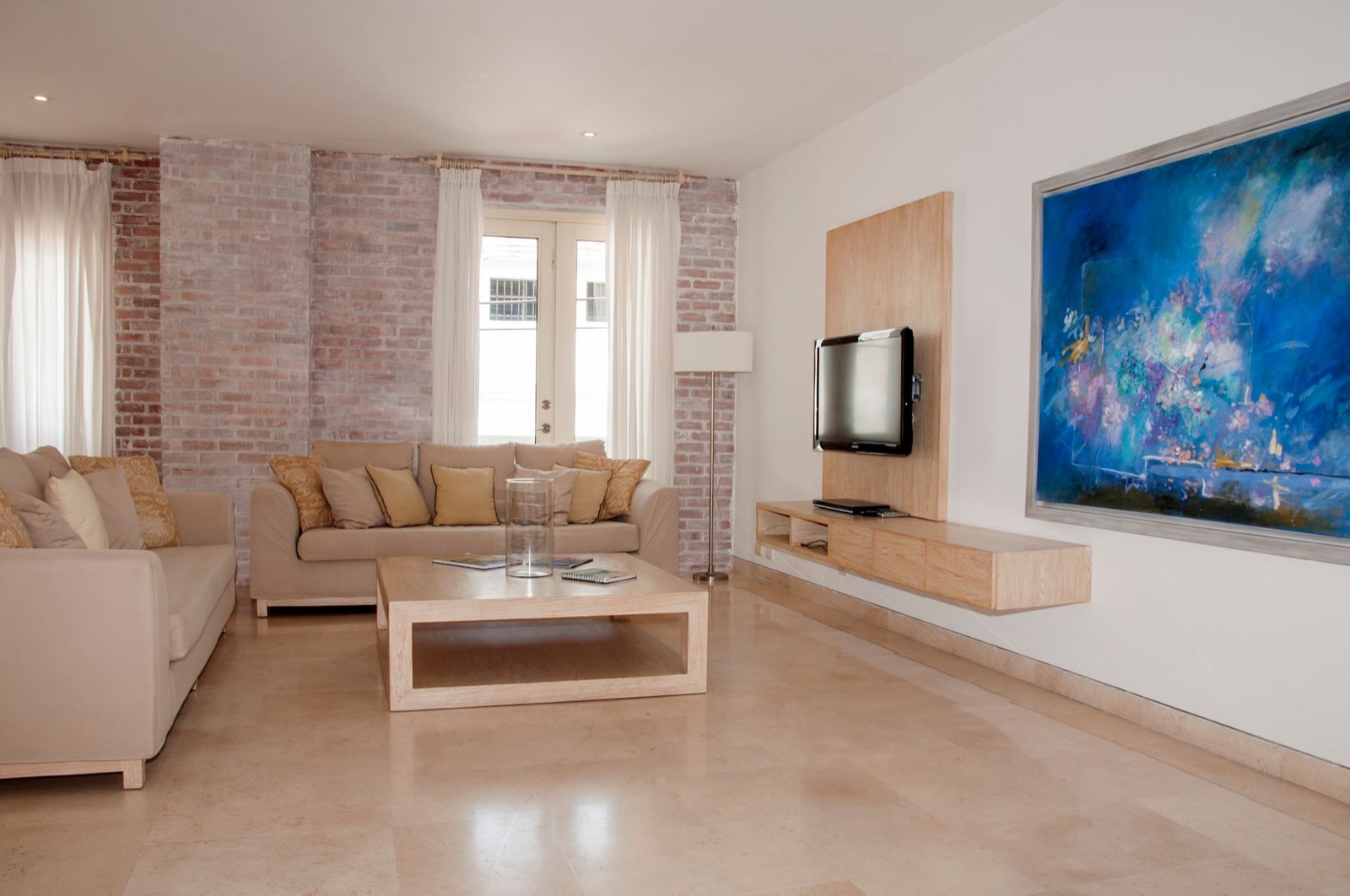 Modern 3-Bedroom Old City Apartment