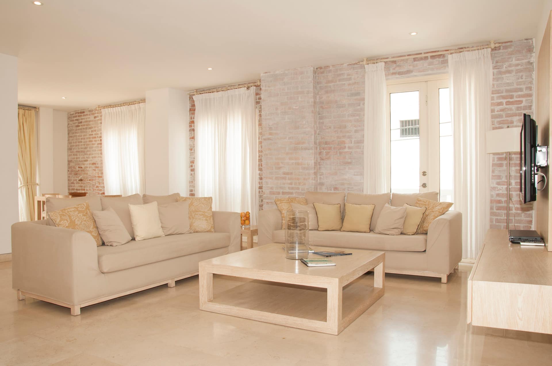 Modern 3-Bedroom Old City Apartment