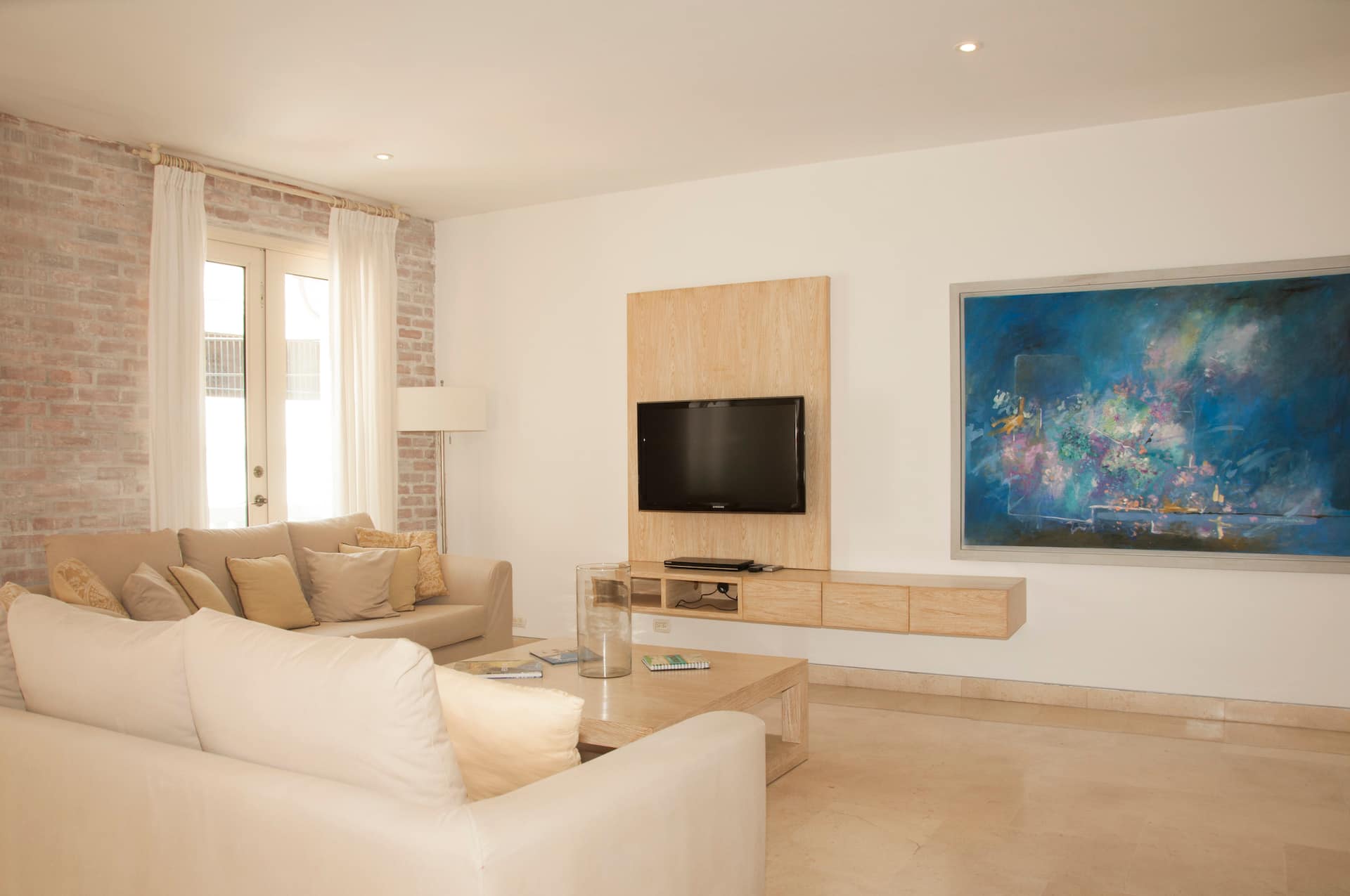 Modern 3-Bedroom Old City Apartment