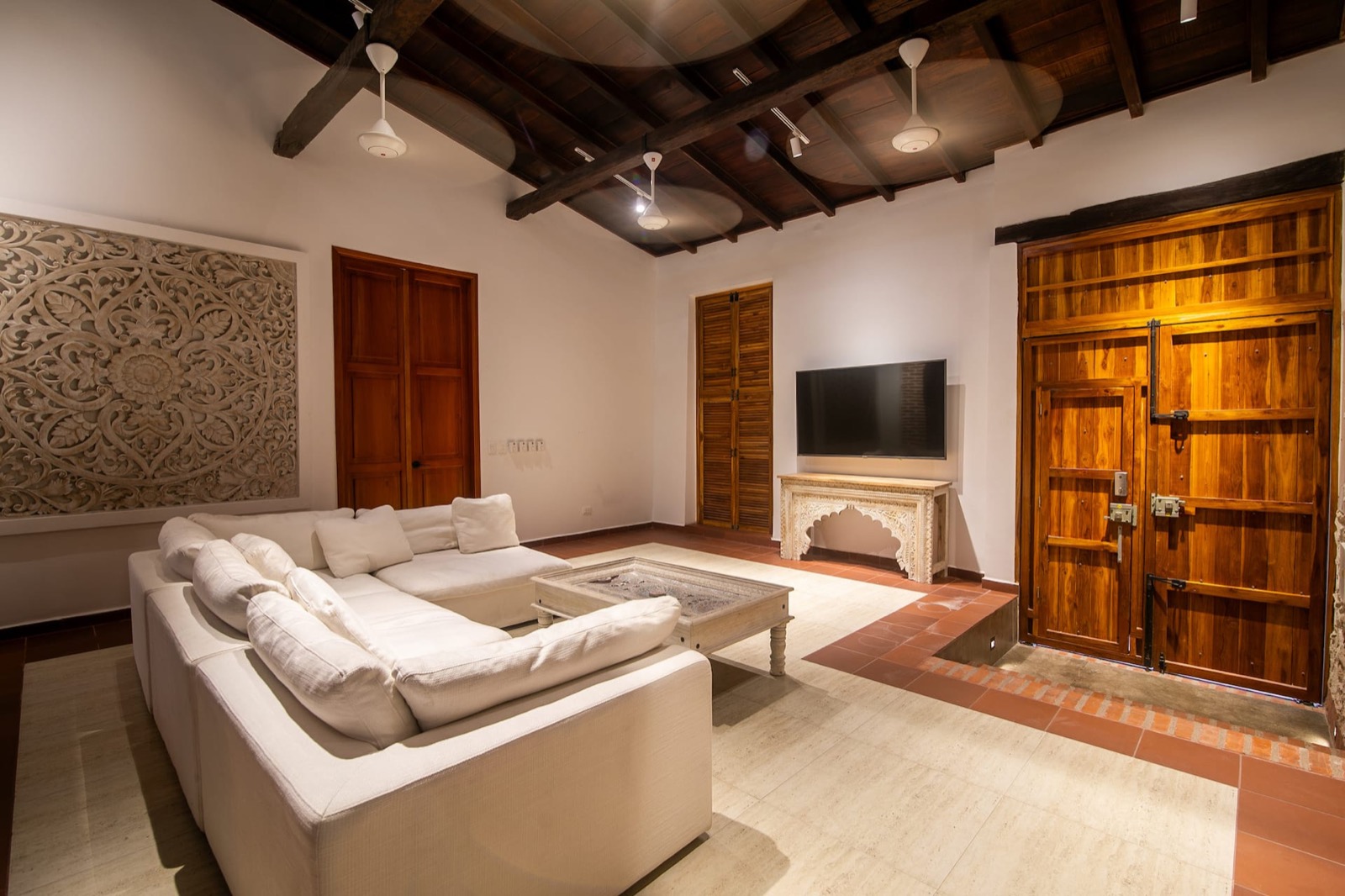 Luxury 5 Bdrm Villa Walled City