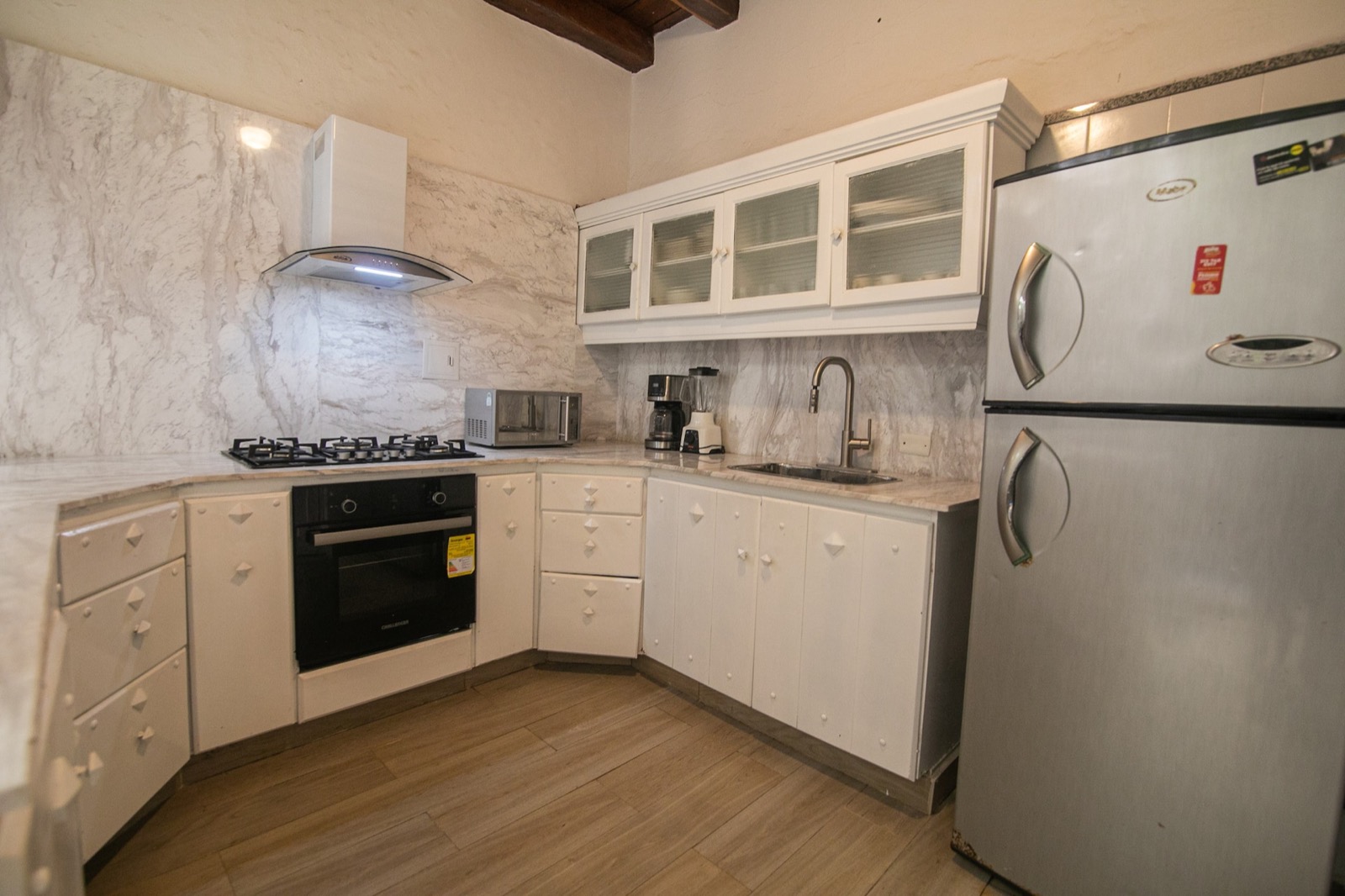 Beautiful Old City 6 Bedroom House Photo 4