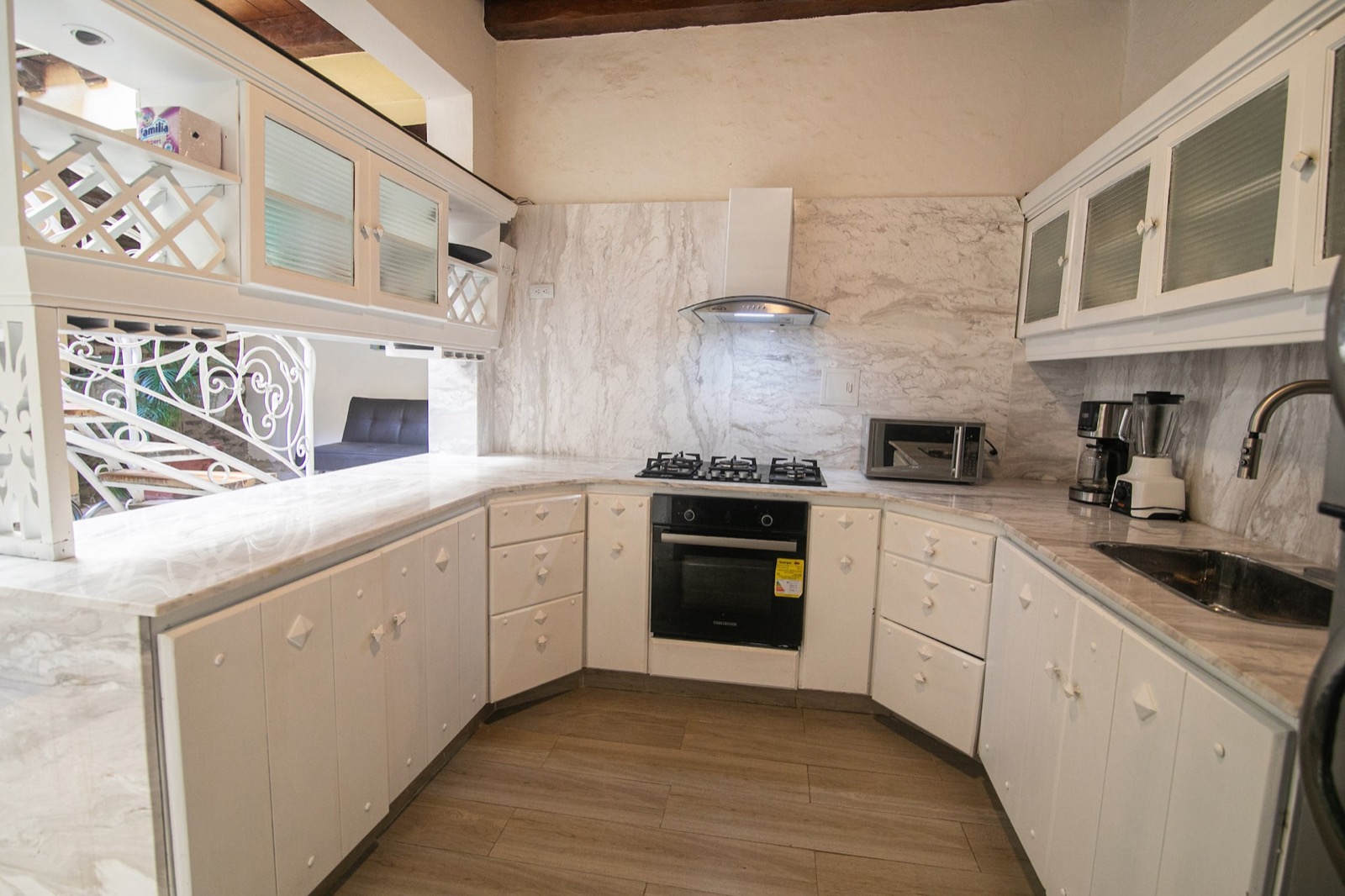 Beautiful Old City 6 Bedroom House Photo 5