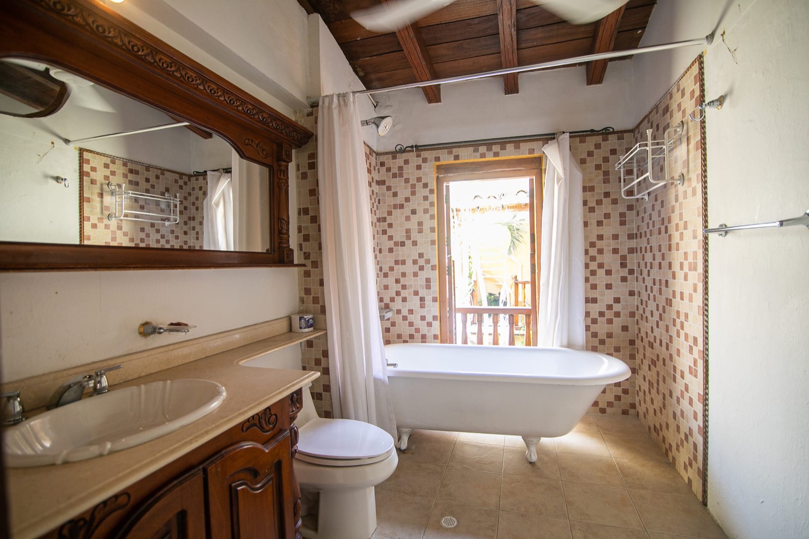 Beautiful Old City 6 Bedroom House Full Photo 21
