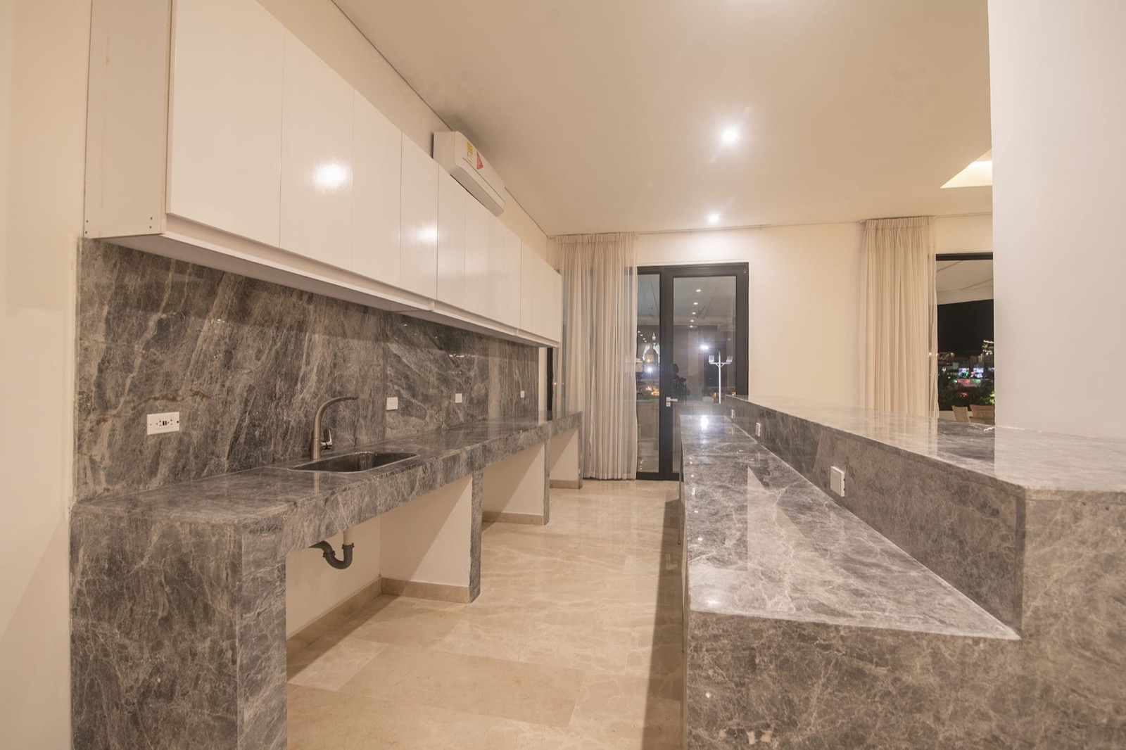 Luxury 8-Bedroom Villa in the Walled City Full Photo 6