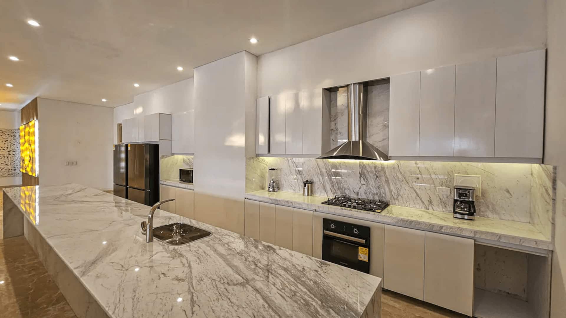 Luxury 8-Bedroom Villa in the Walled City Full Photo 7