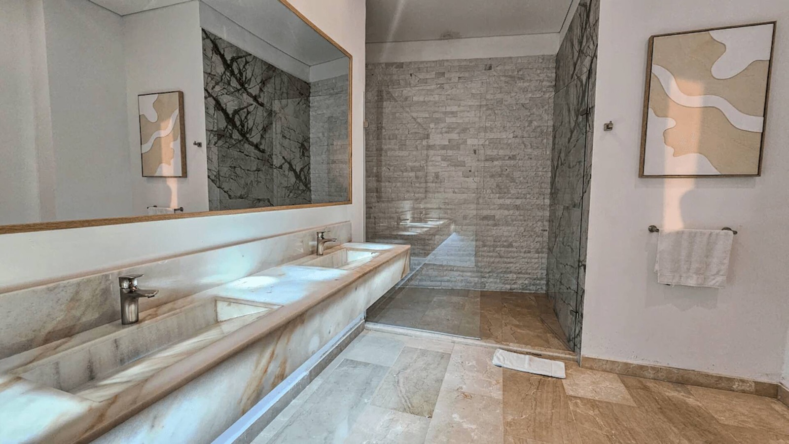 Luxury 8-Bedroom Villa in the Walled City Full Photo 28