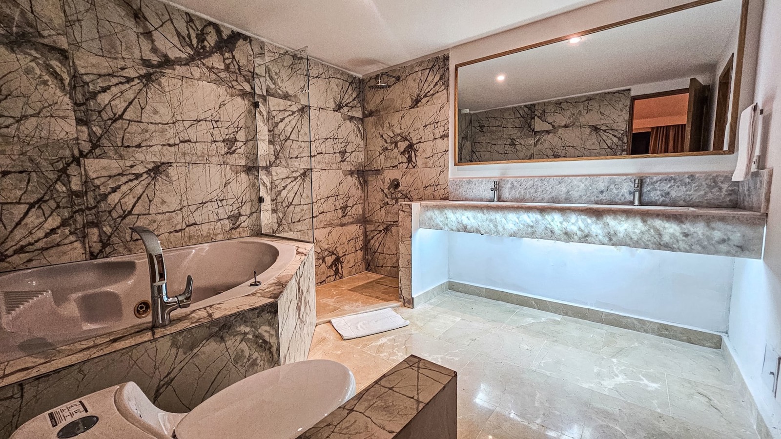 Luxury 12 Bedroom Villa in Bocagrande Full Photo 34