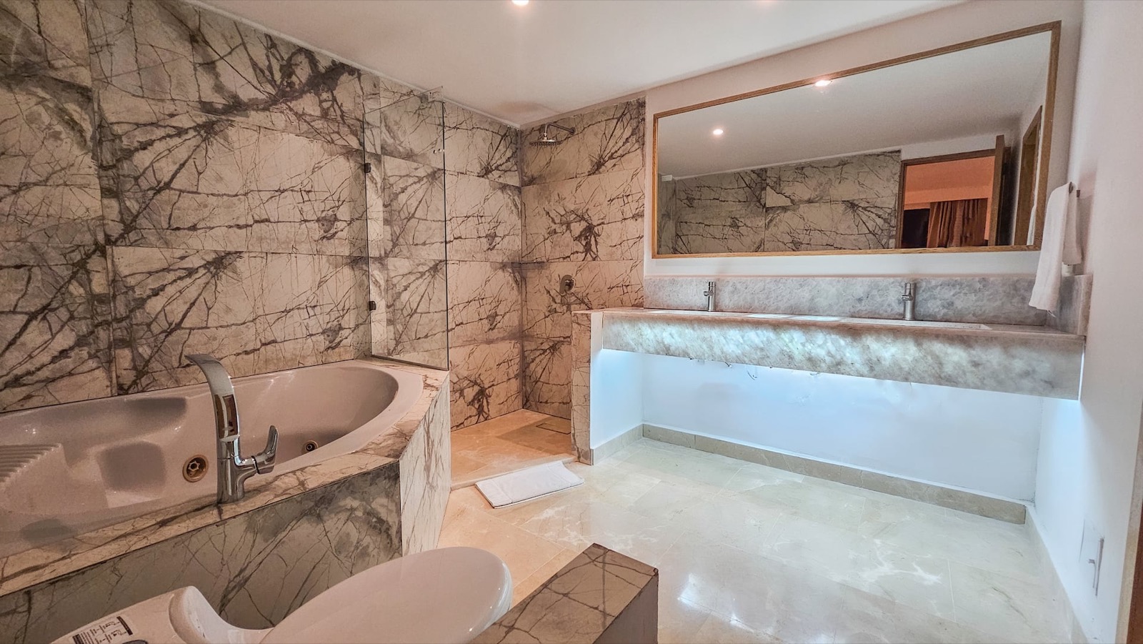 Luxury 12 Bedroom Villa in Bocagrande Full Photo 36