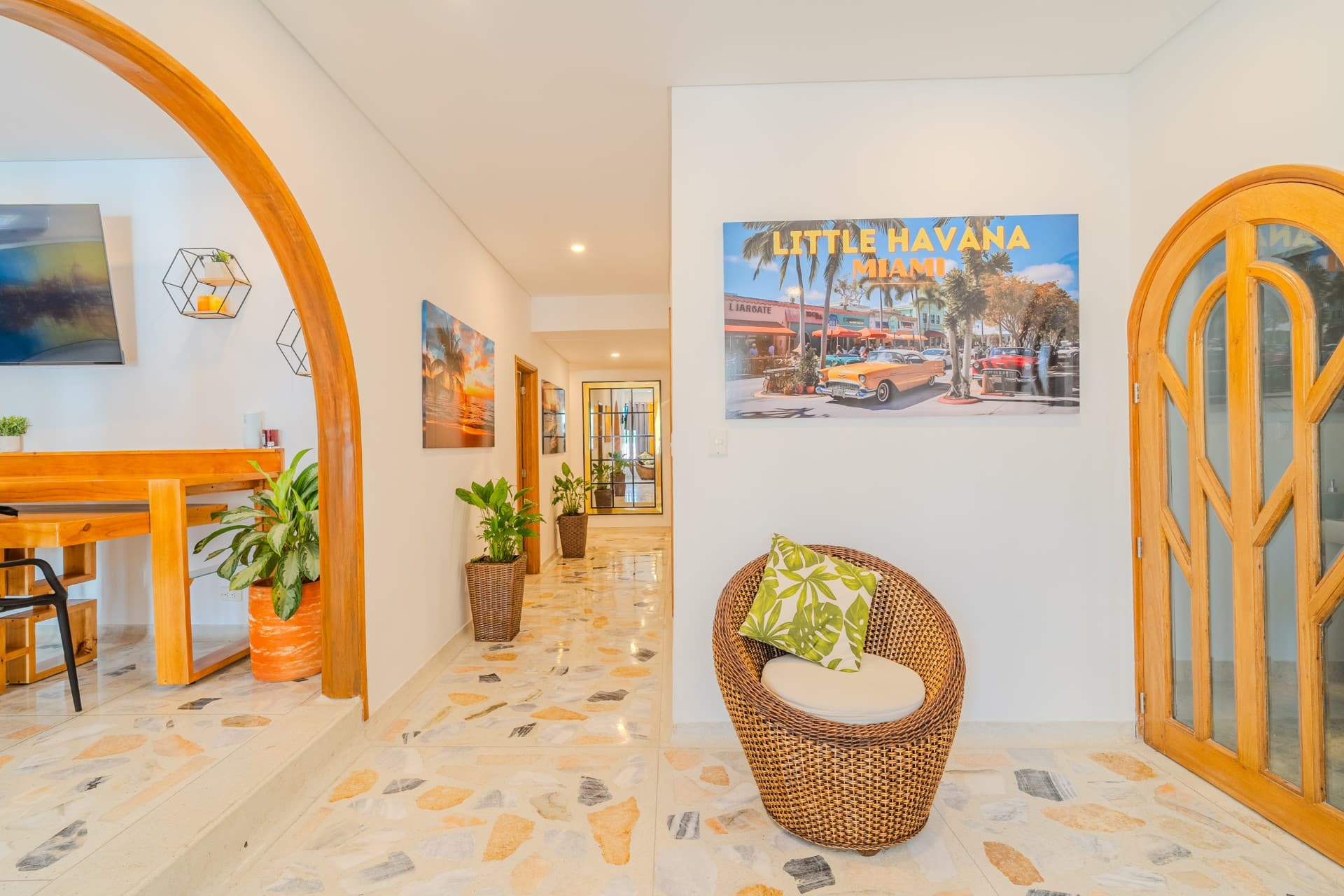 5BR Luxury Villa w/ Pool & Hot Tub by Old City