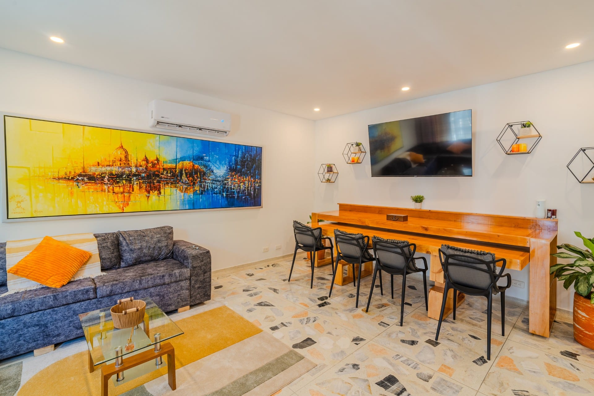5BR Luxury Villa w/ Pool & Hot Tub by Old City