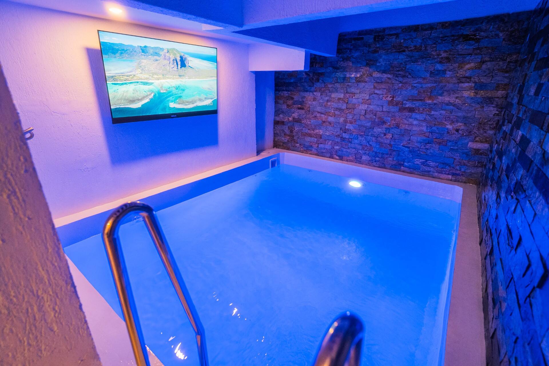 5BR Luxury Villa w/ Pool & Hot Tub by Old City Full Photo 27