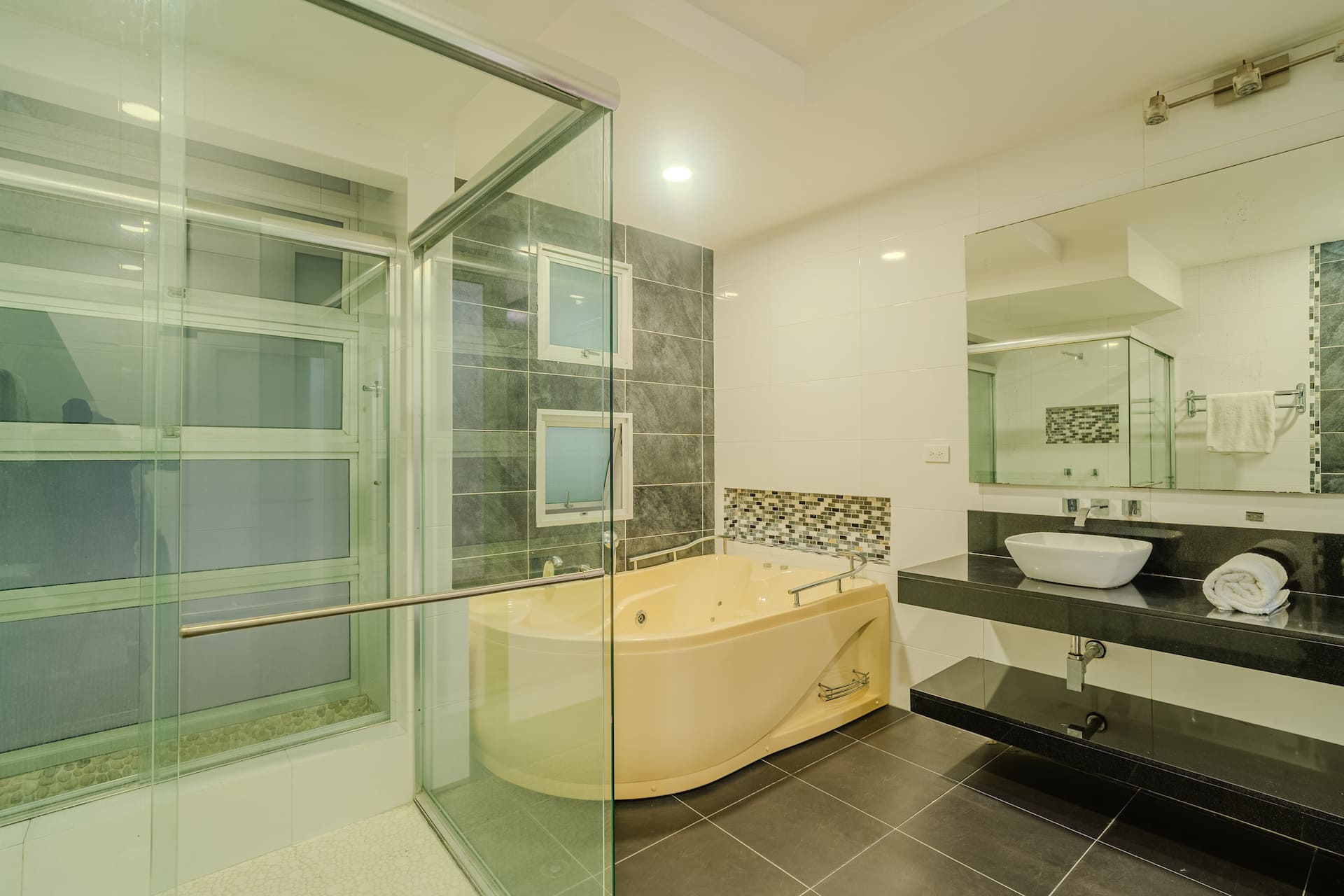 Encanto Mansion: 6BR Luxury Stay Near Walled City Full Photo 28
