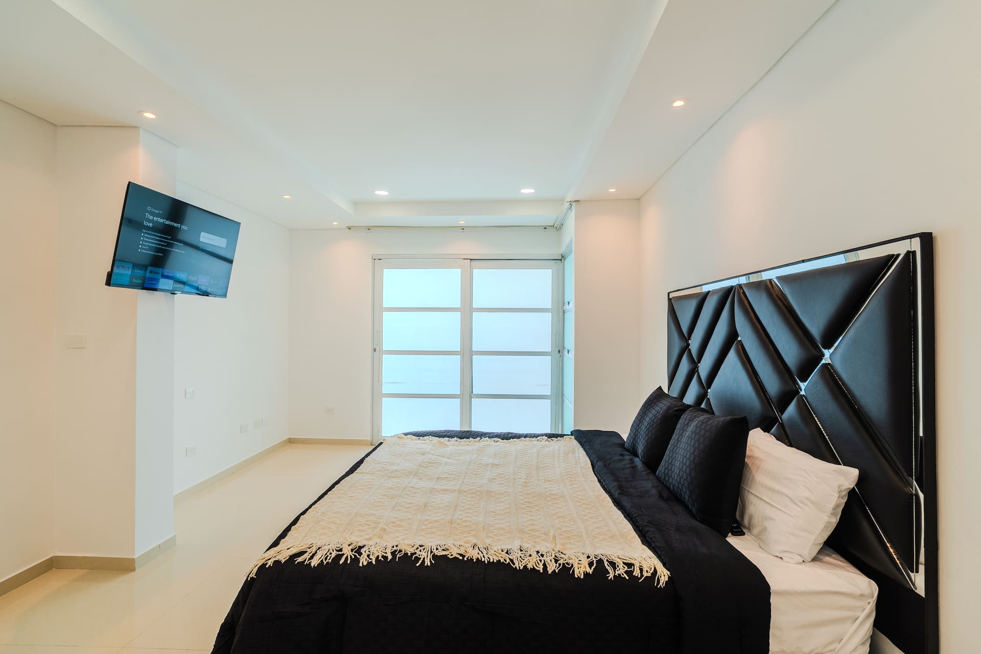 Encanto Mansion: 6BR Luxury Stay Near Walled City Full Photo 30