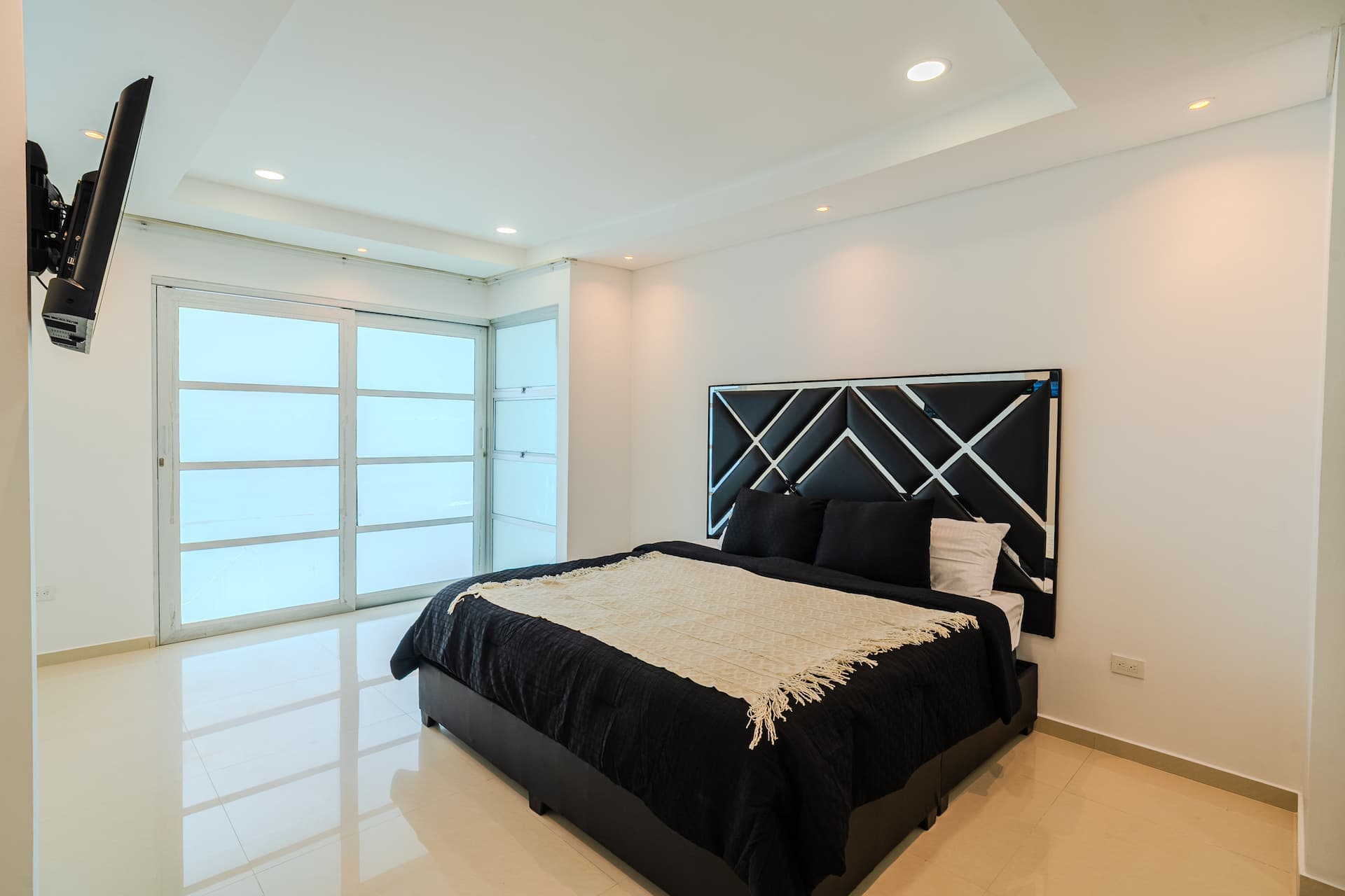 Encanto Mansion: 6BR Luxury Stay Near Walled City Full Photo 31