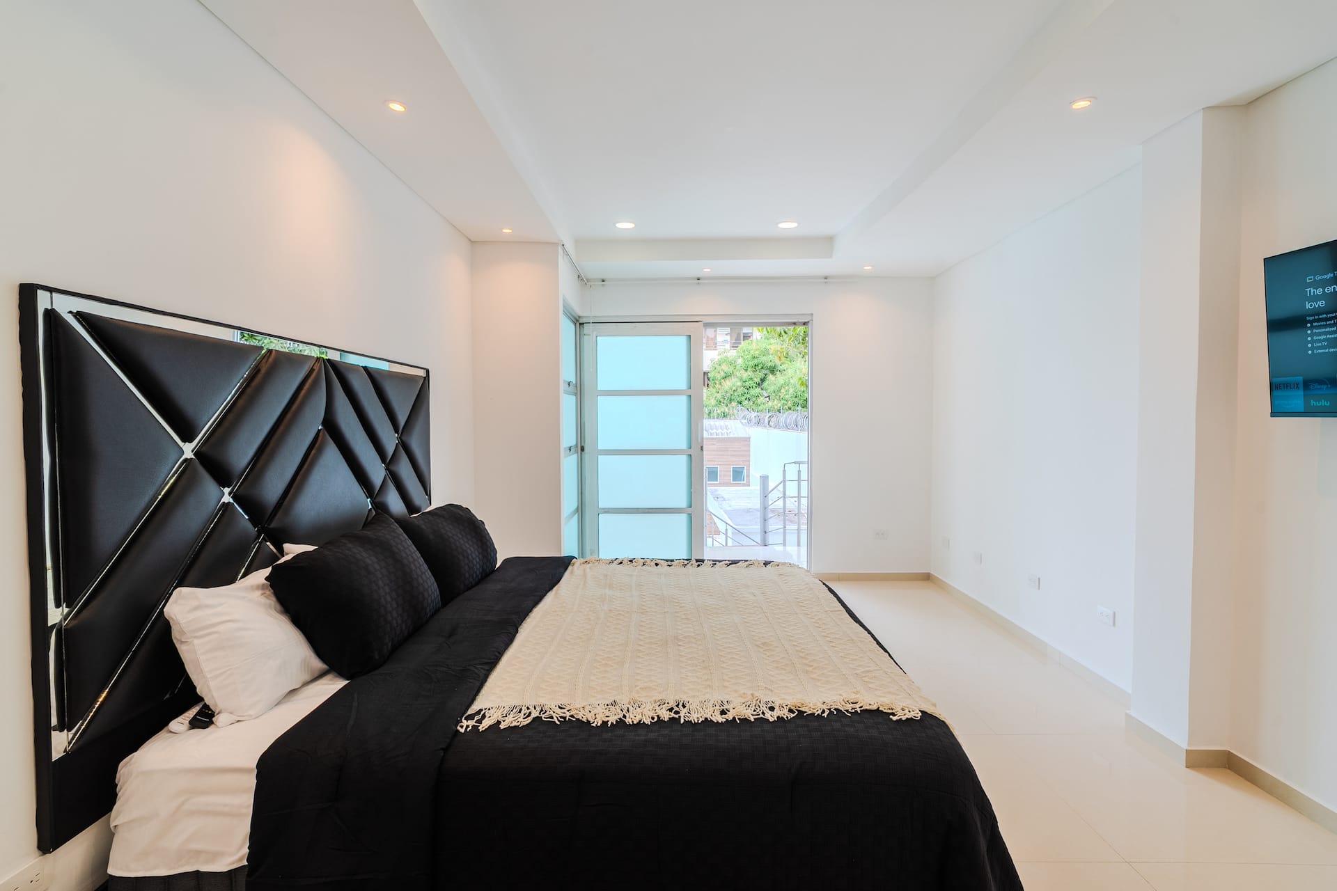 Encanto Mansion: 6BR Luxury Stay Near Walled City Full Photo 32