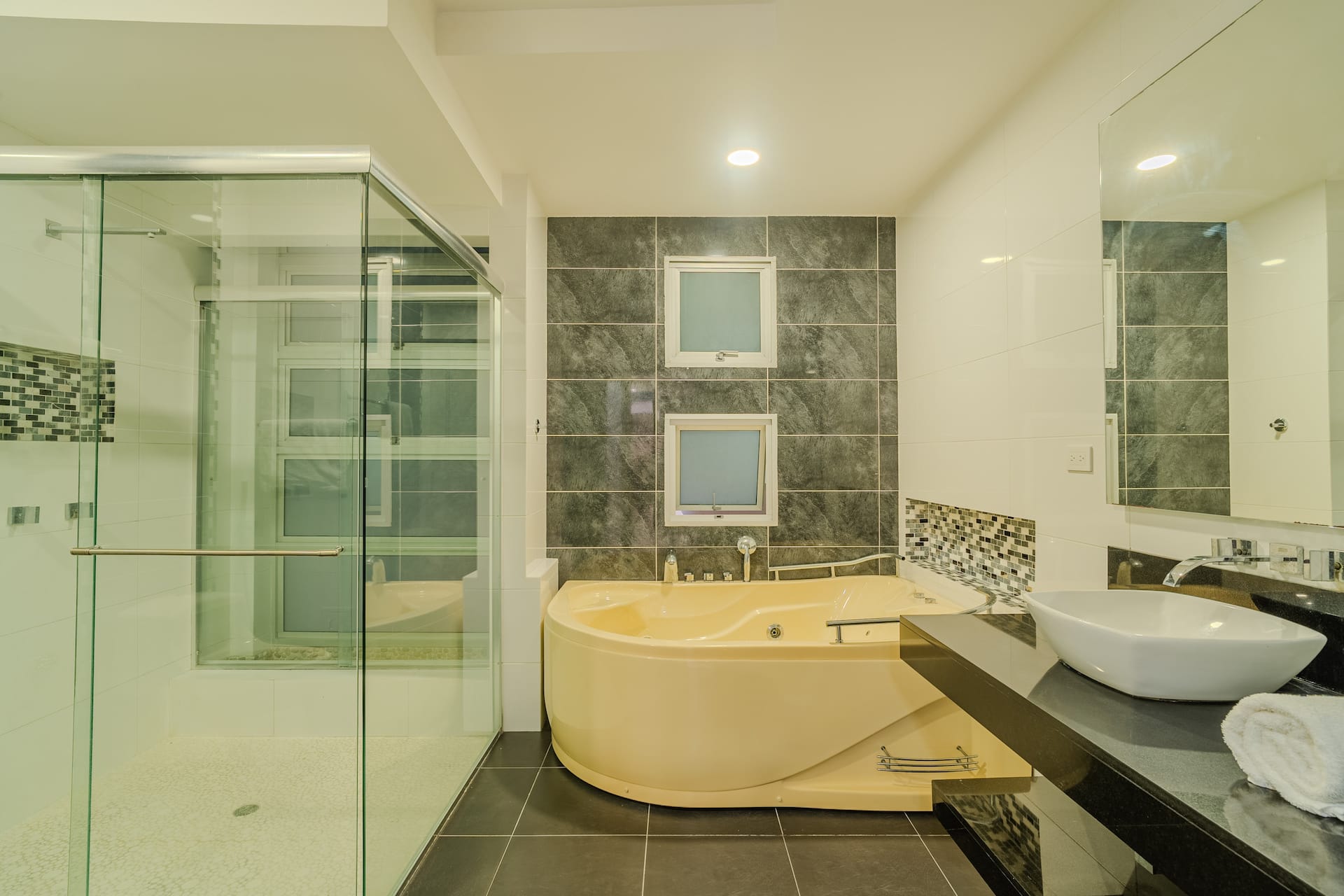 Encanto Mansion: 6BR Luxury Stay Near Walled City Full Photo 38