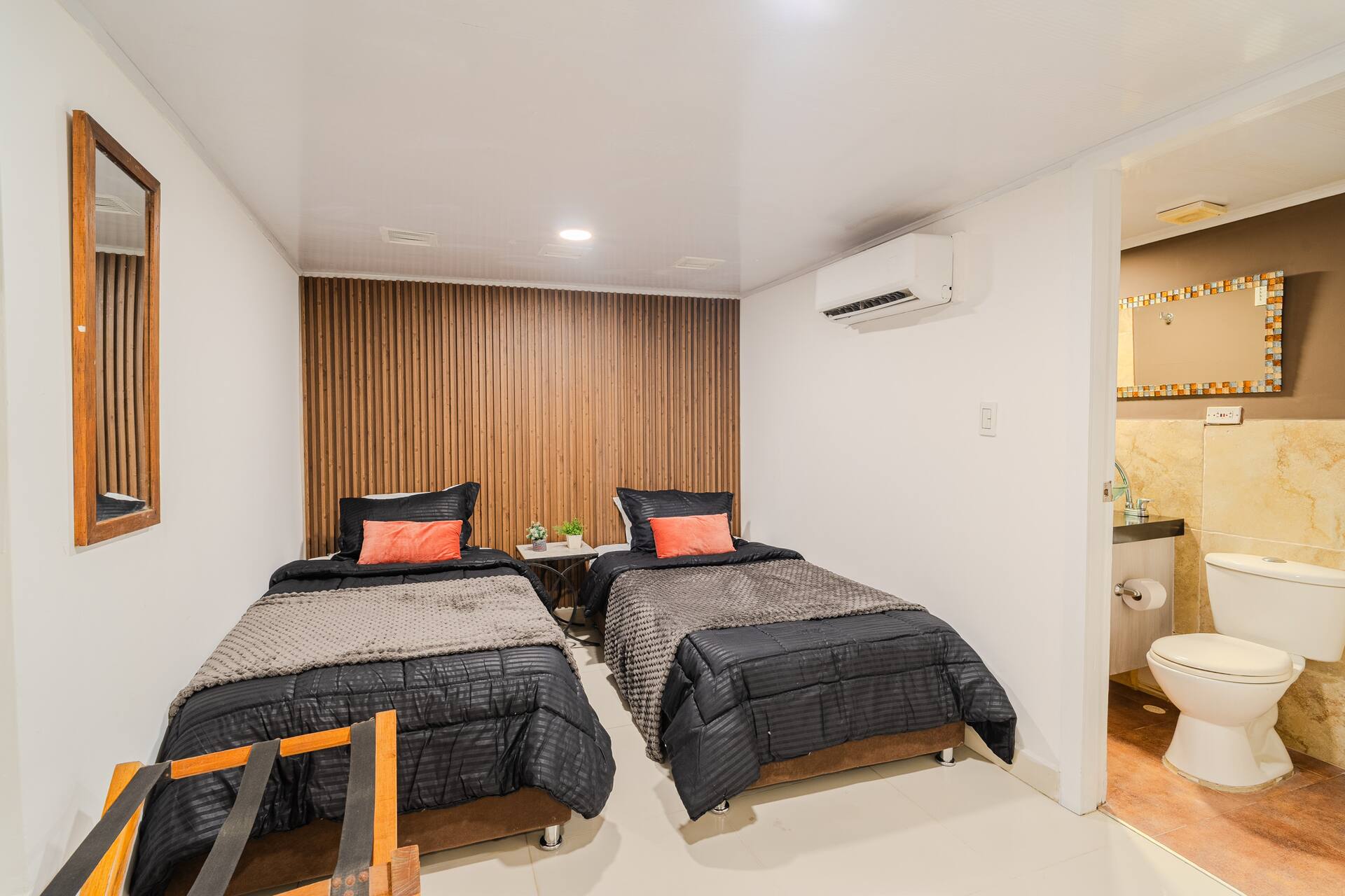 Walled City 9BR Luxury Casa - Jacuzzi & Pool Table Full Photo 45