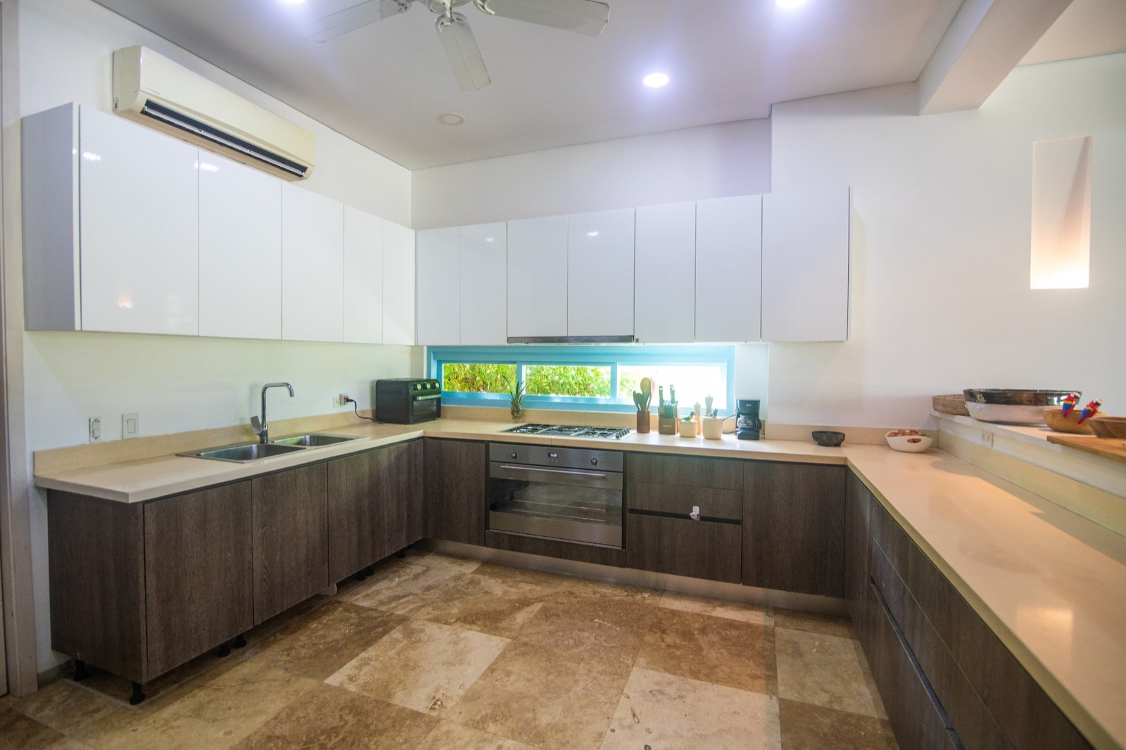 5 Bedroom Luxury Island Beachouse with Full Staff
