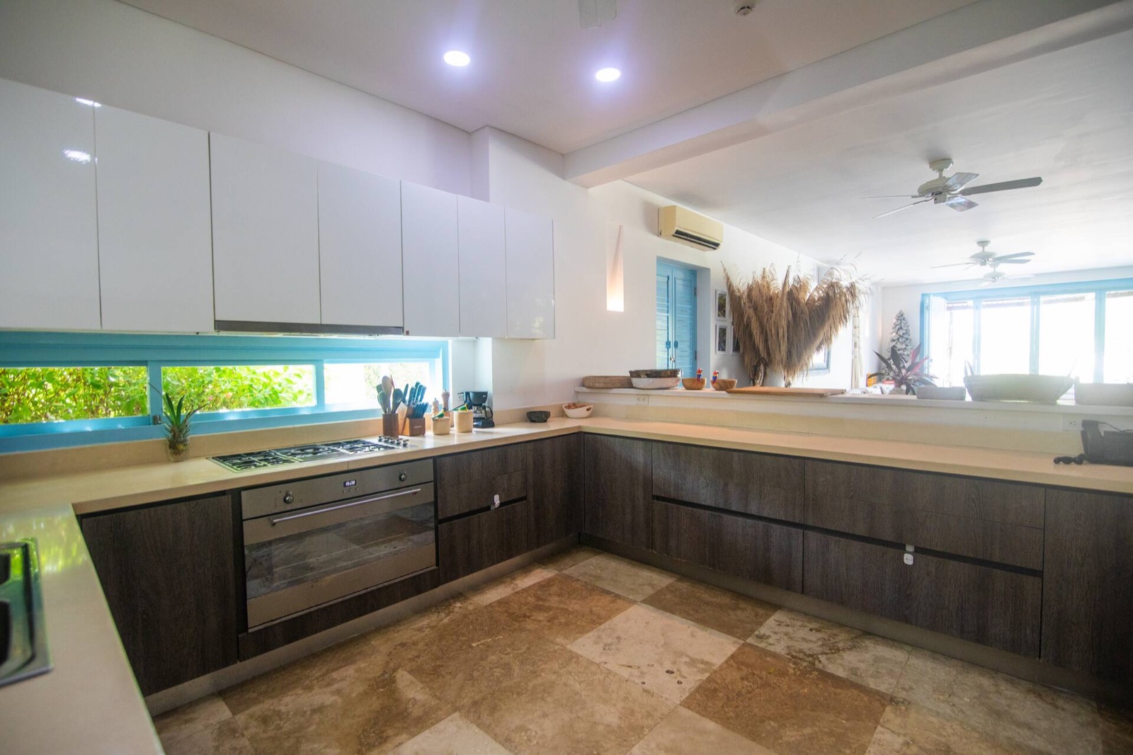 5 Bedroom Luxury Island Beachouse with Full Staff Photo 4