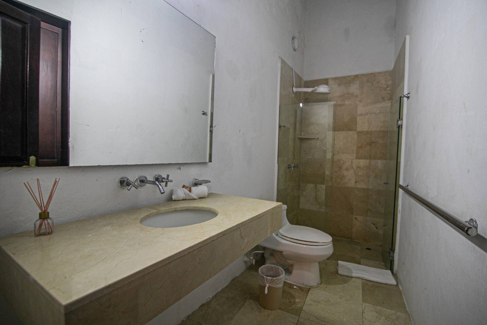 Colonial Mansion with Rooftop Jacuzzi Full Photo 20