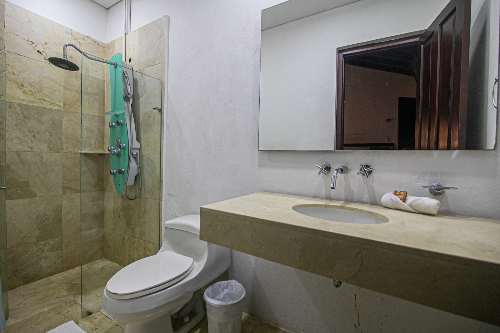 Colonial Mansion with Rooftop Jacuzzi Full Photo 22