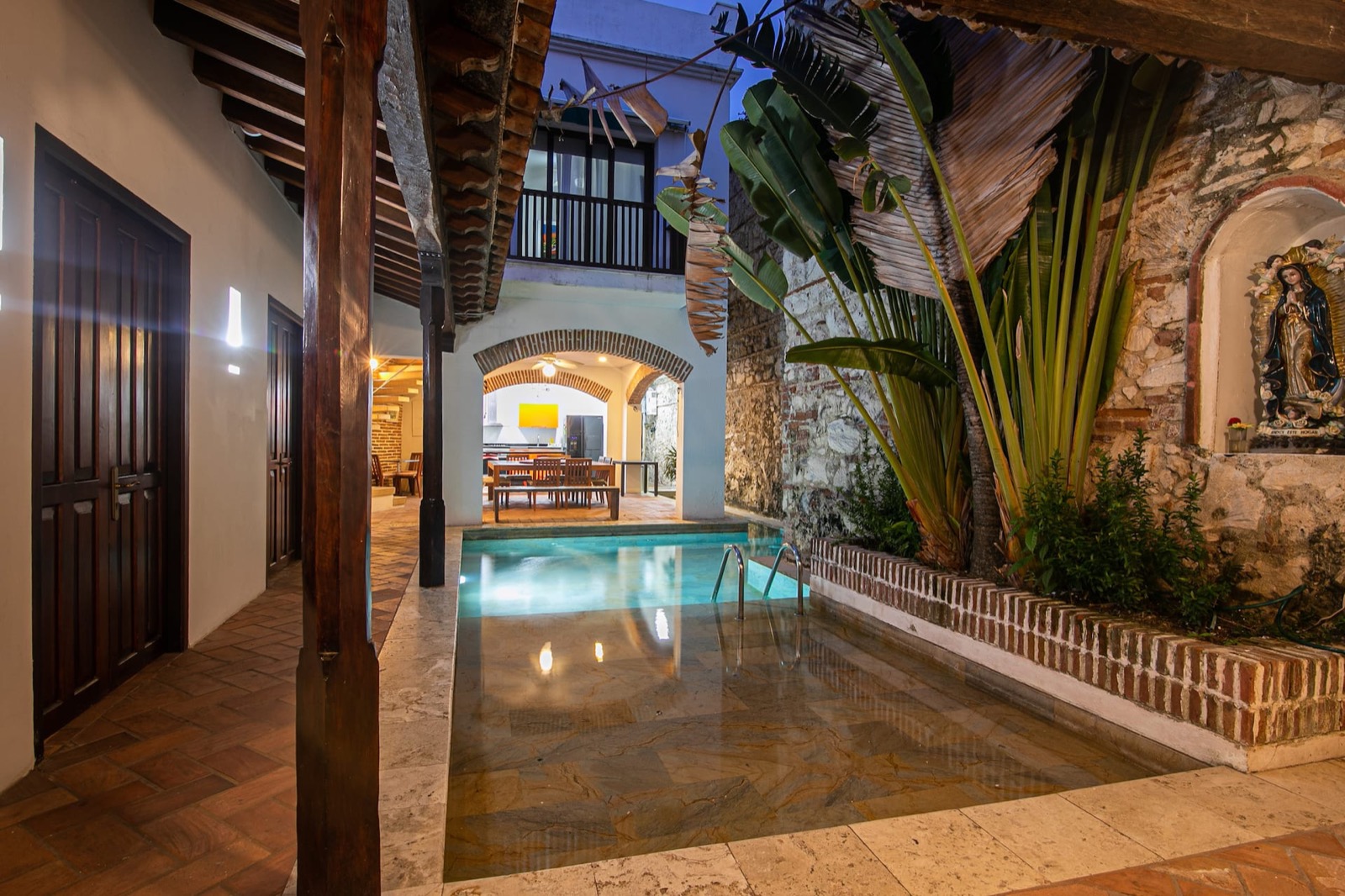 Colonial Mansion with Rooftop Jacuzzi Full Photo 26