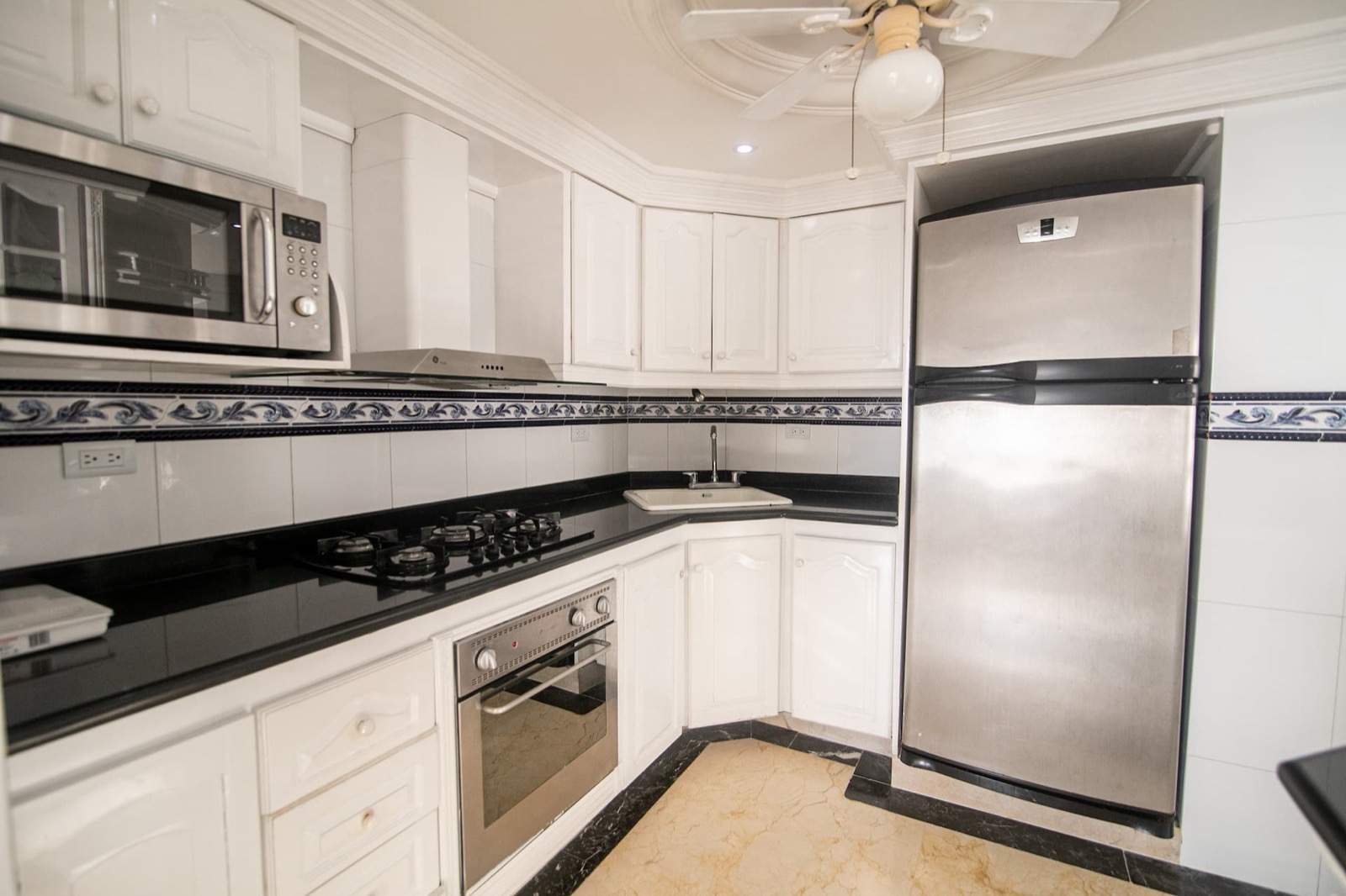Luxury 4 Bedroom Penthouse with Private Jacuzzi Photo 4
