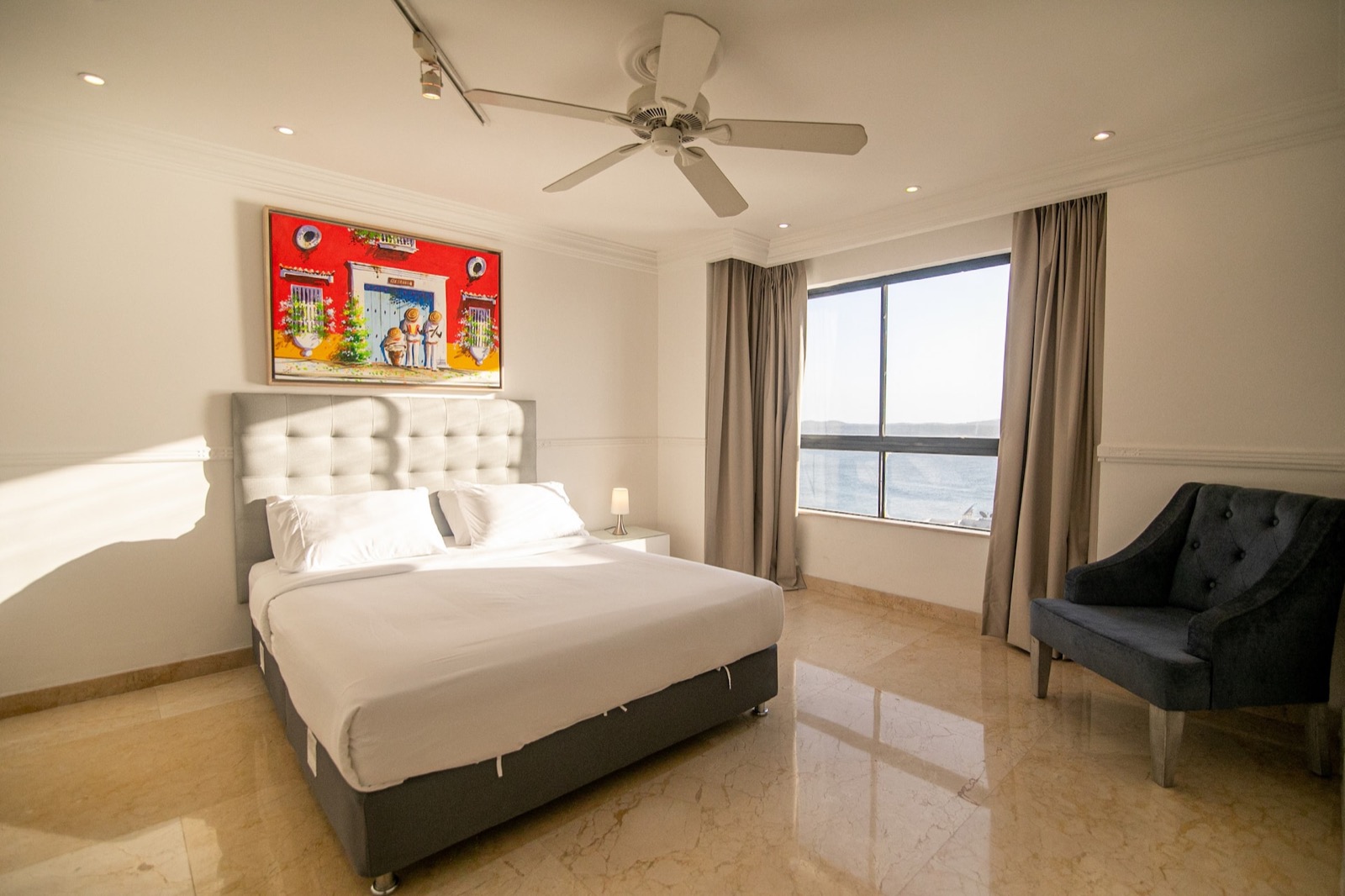 Luxury 4 Bedroom Penthouse with Private Jacuzzi Full Photo 8