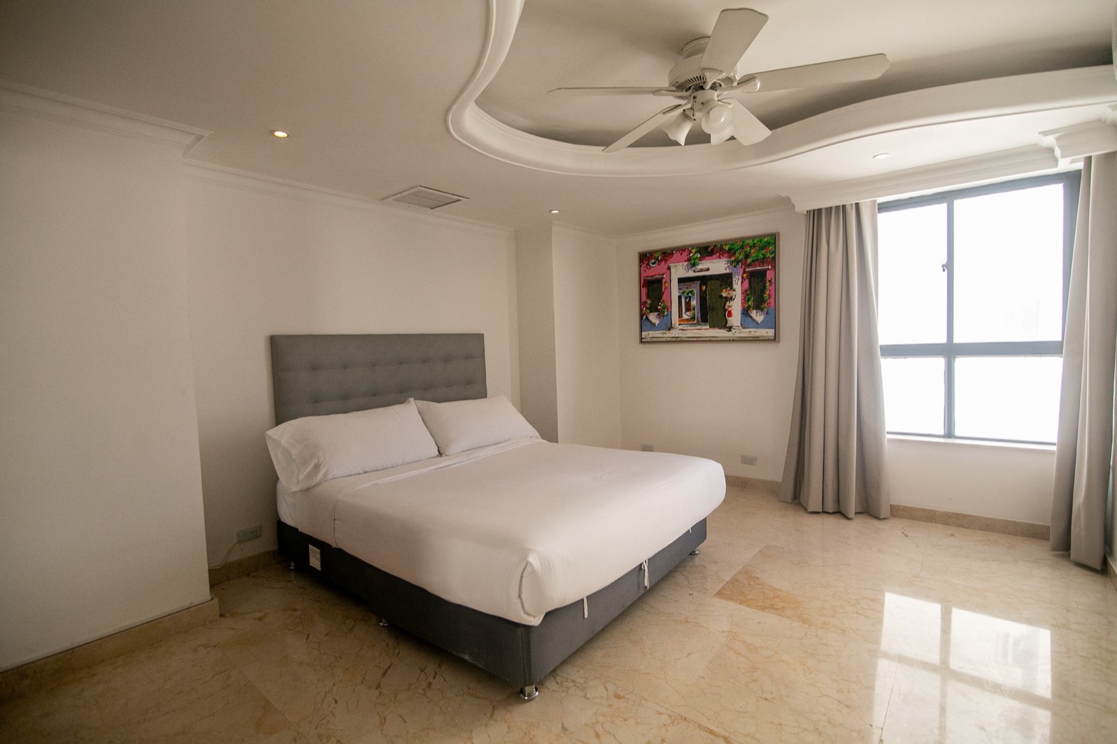 Luxury 4 Bedroom Penthouse with Private Jacuzzi Full Photo 12