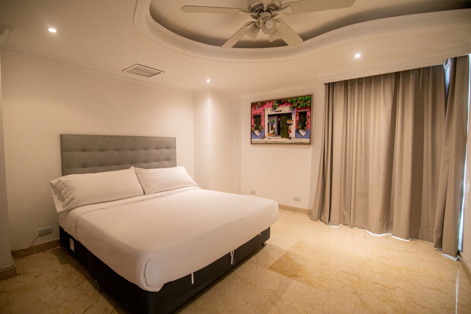 Luxury 4 Bedroom Penthouse with Private Jacuzzi Full Photo 13