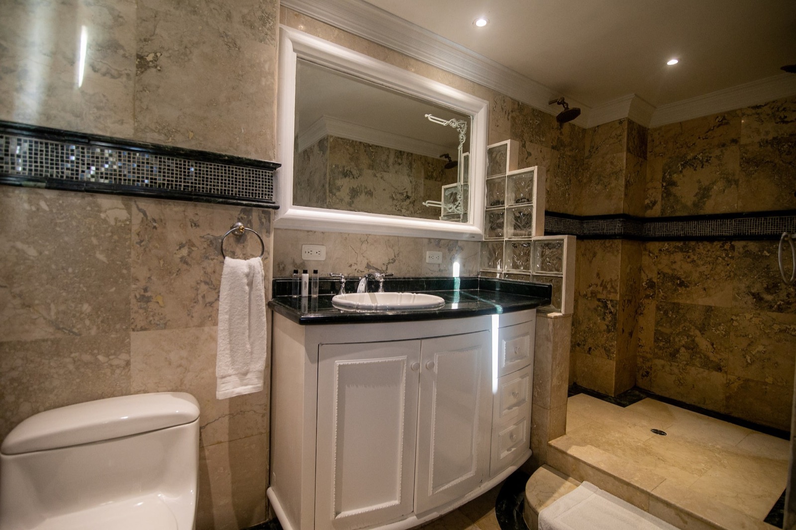 Luxury 4 Bedroom Penthouse with Private Jacuzzi Full Photo 14