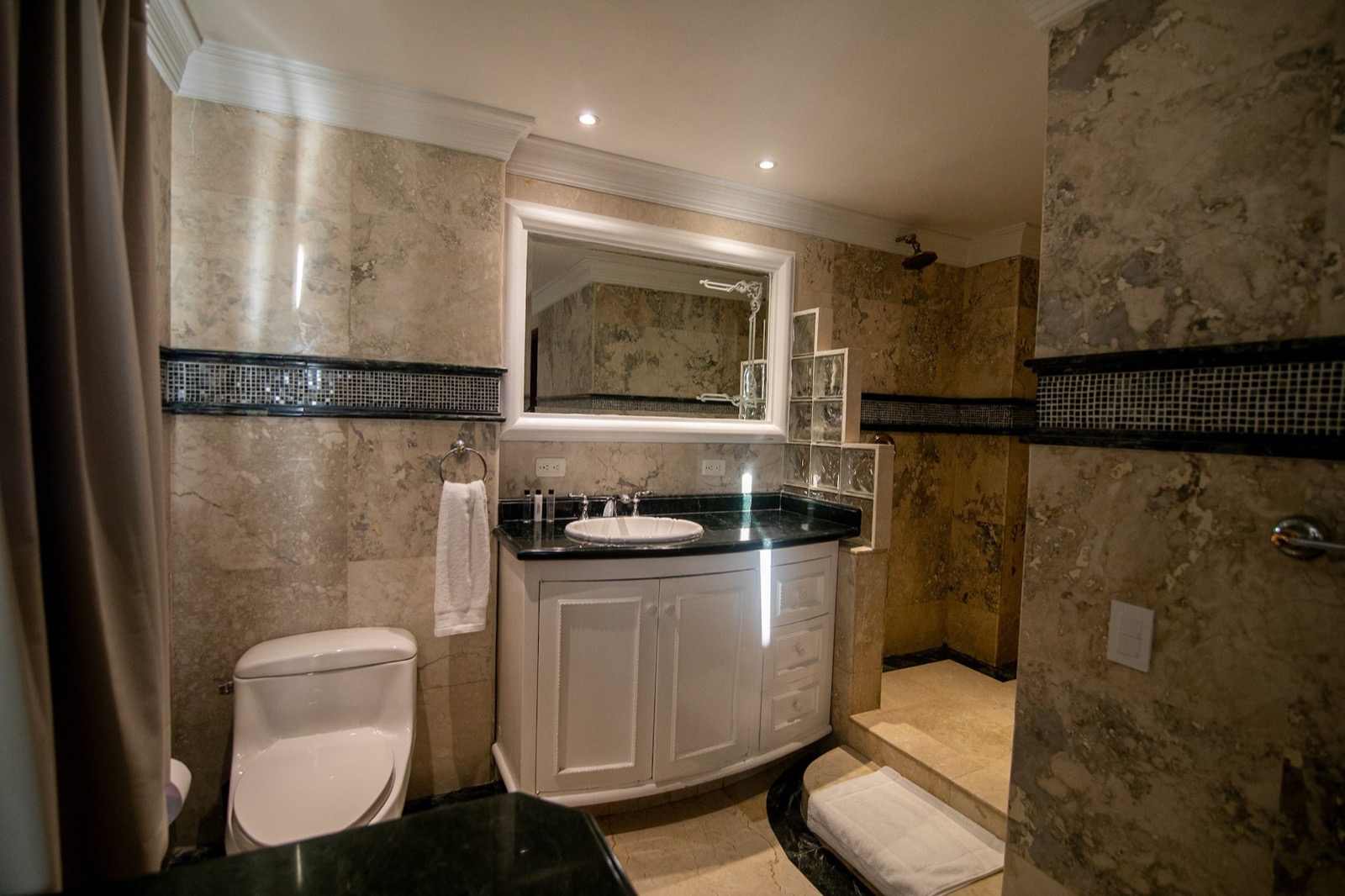 Luxury 4 Bedroom Penthouse with Private Jacuzzi Full Photo 15
