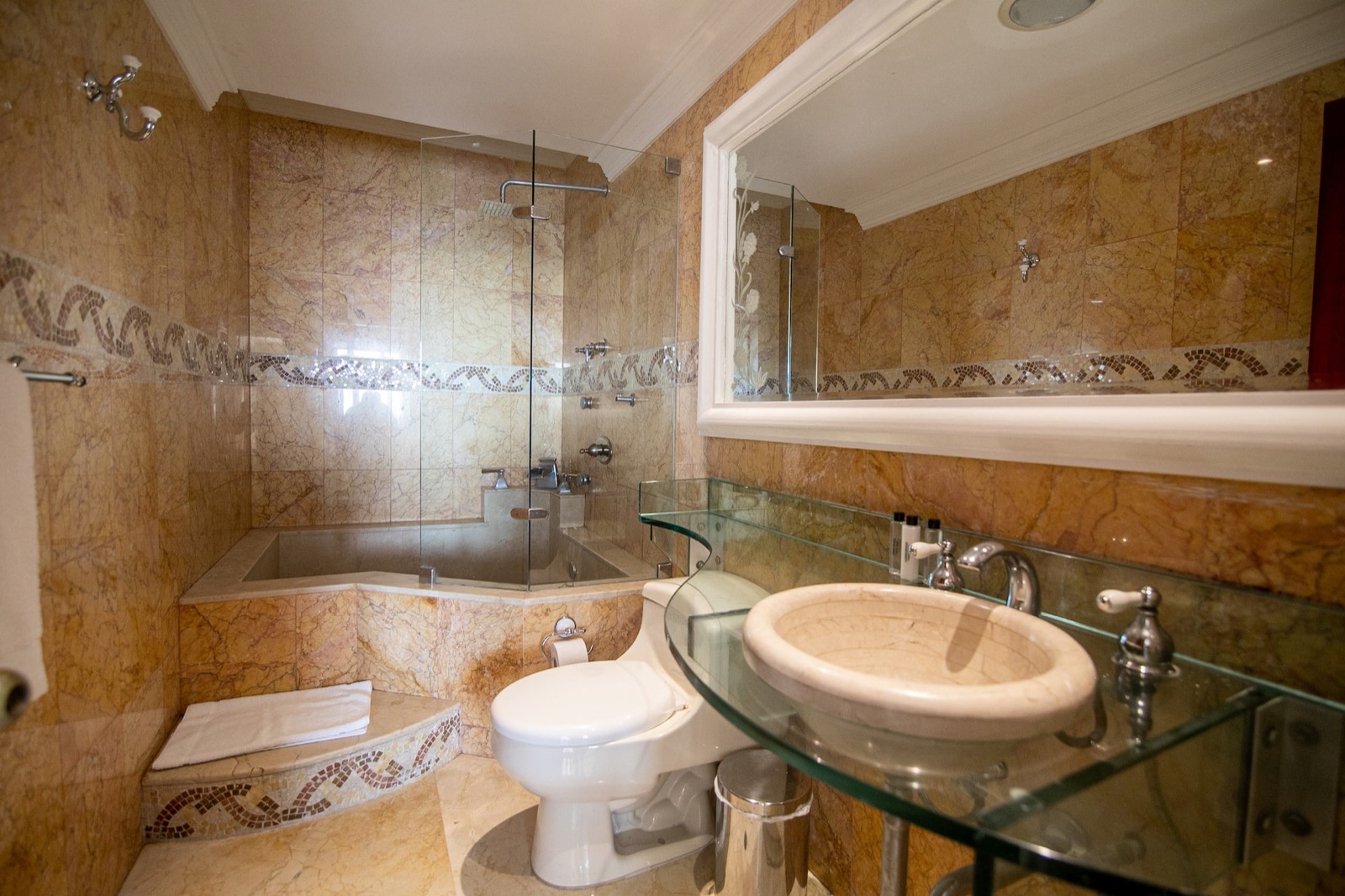 Luxury 4 Bedroom Penthouse with Private Jacuzzi Full Photo 16