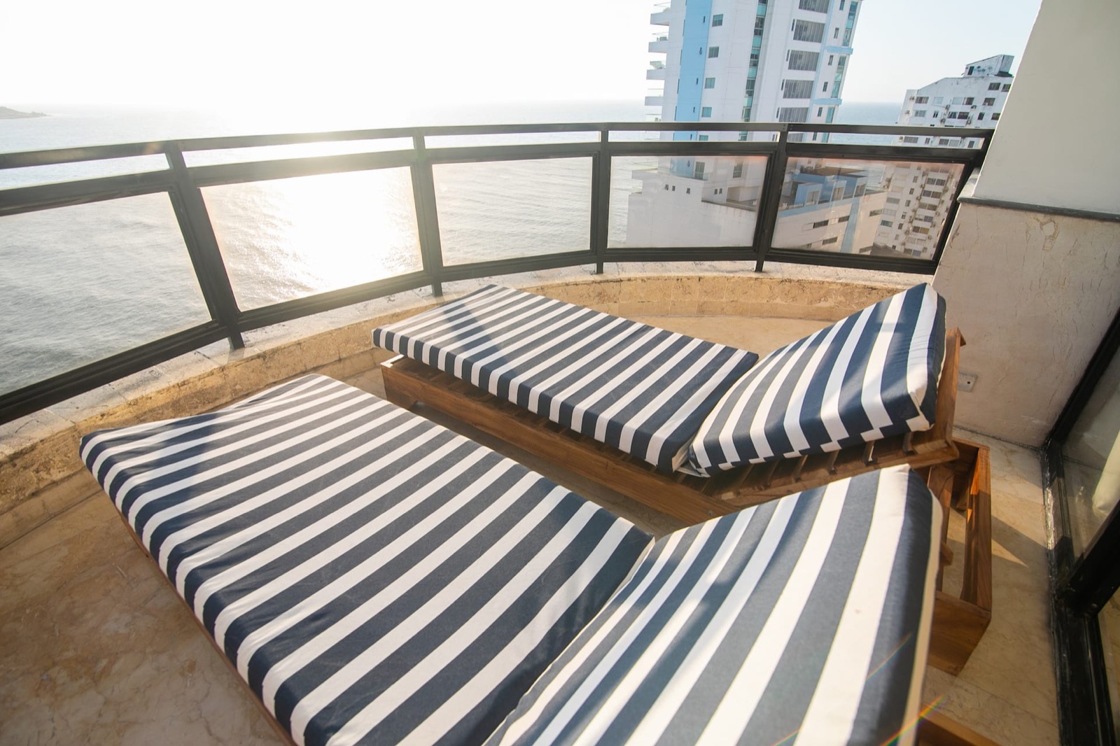 Luxury 4 Bedroom Penthouse with Private Jacuzzi Full Photo 21