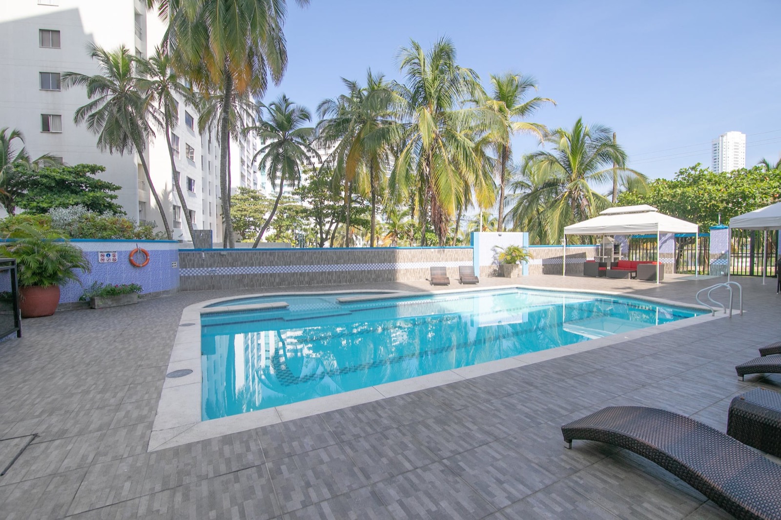 Luxury 4 Bedroom Penthouse with Private Jacuzzi Full Photo 25
