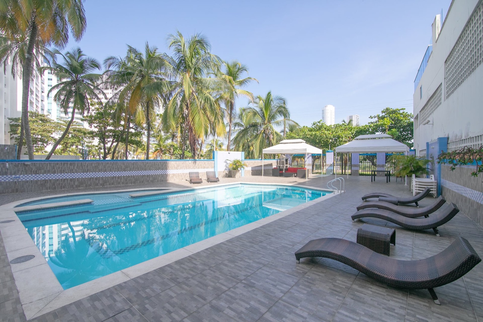 Luxury 4 Bedroom Penthouse with Private Jacuzzi Full Photo 26