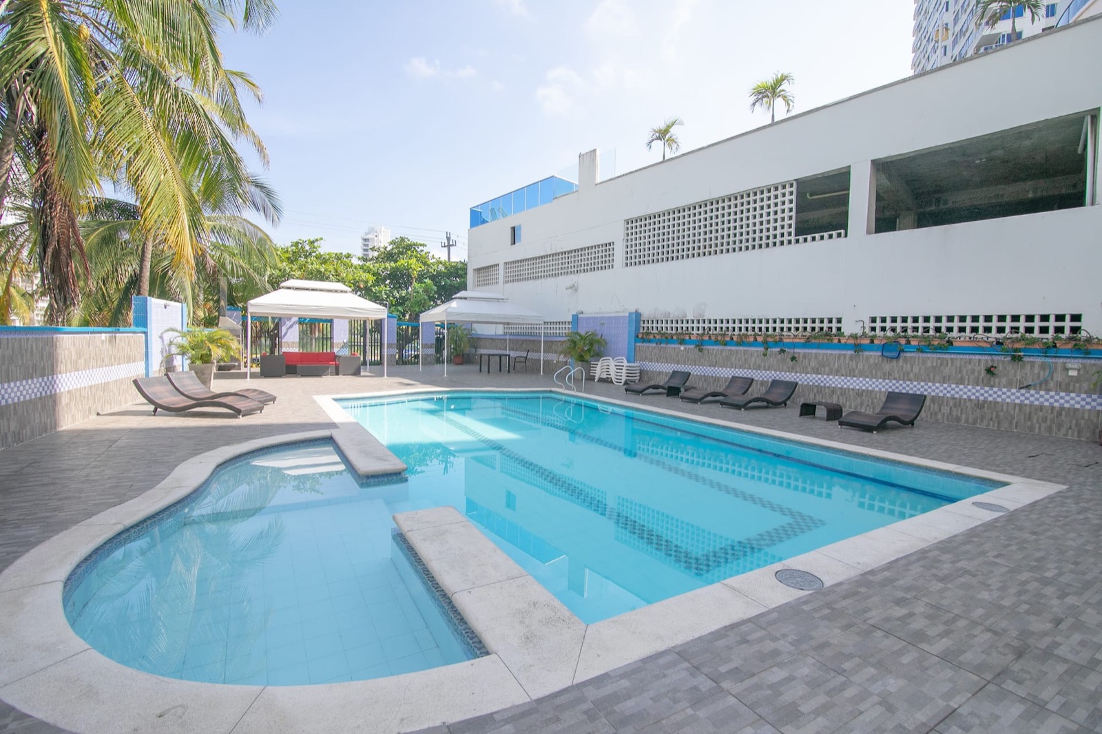 Luxury 4 Bedroom Penthouse with Private Jacuzzi Full Photo 28
