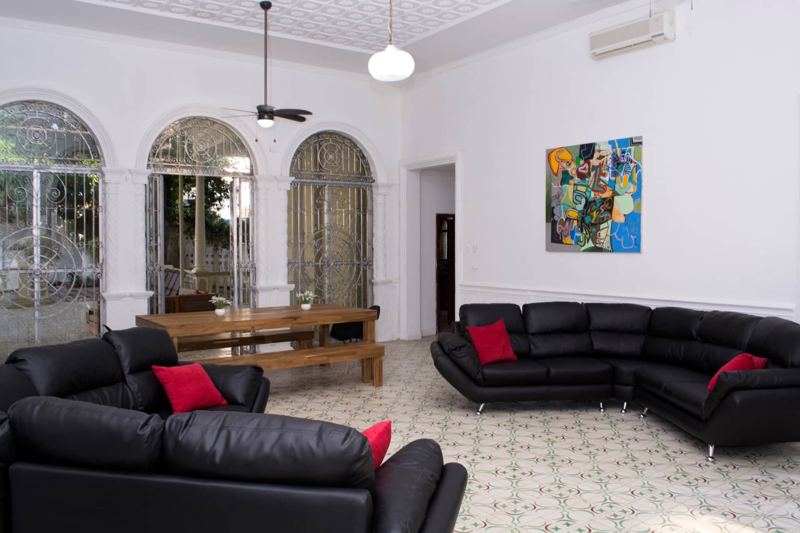Beautiful 11 Bedroom Mansion near the Old City