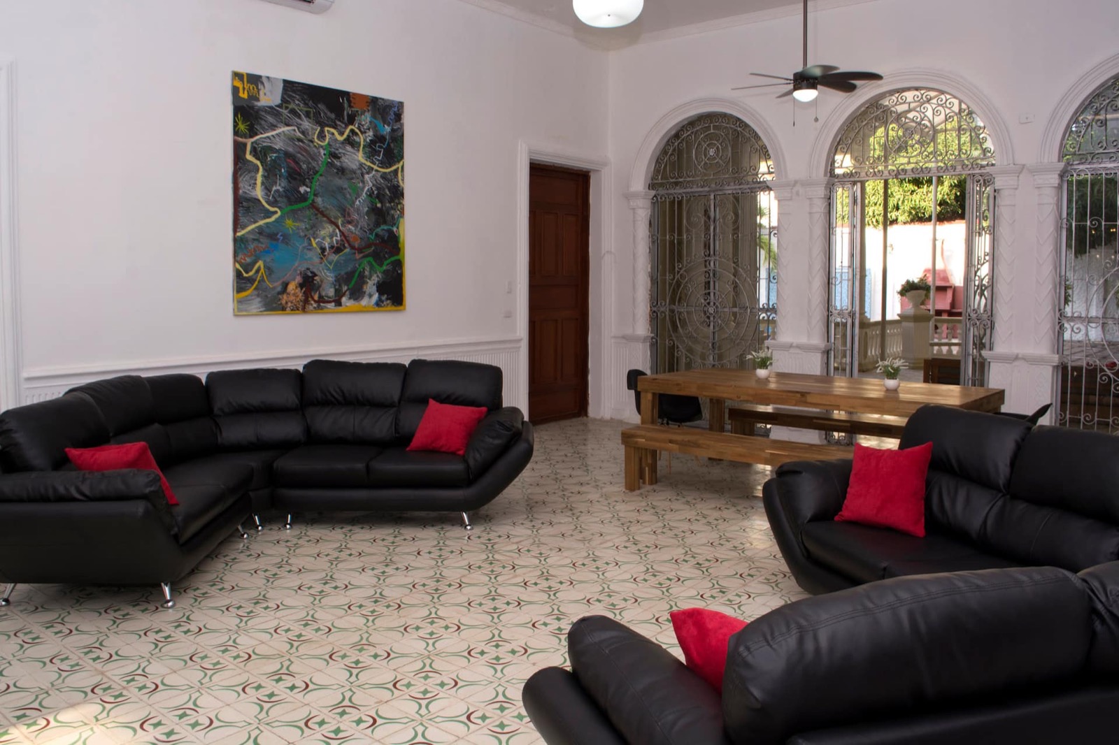 Beautiful 11 Bedroom Mansion near the Old City
