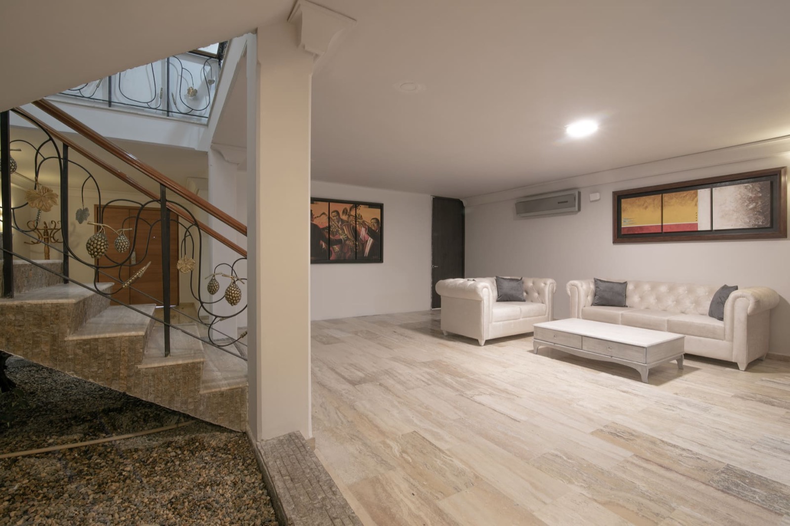 Beautiful 6 Bedroom Mansion in Bocagrande