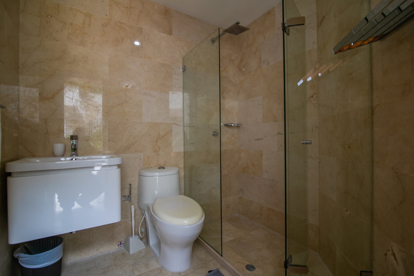 Beautiful 6 Bedroom Mansion in Bocagrande Full Photo 28