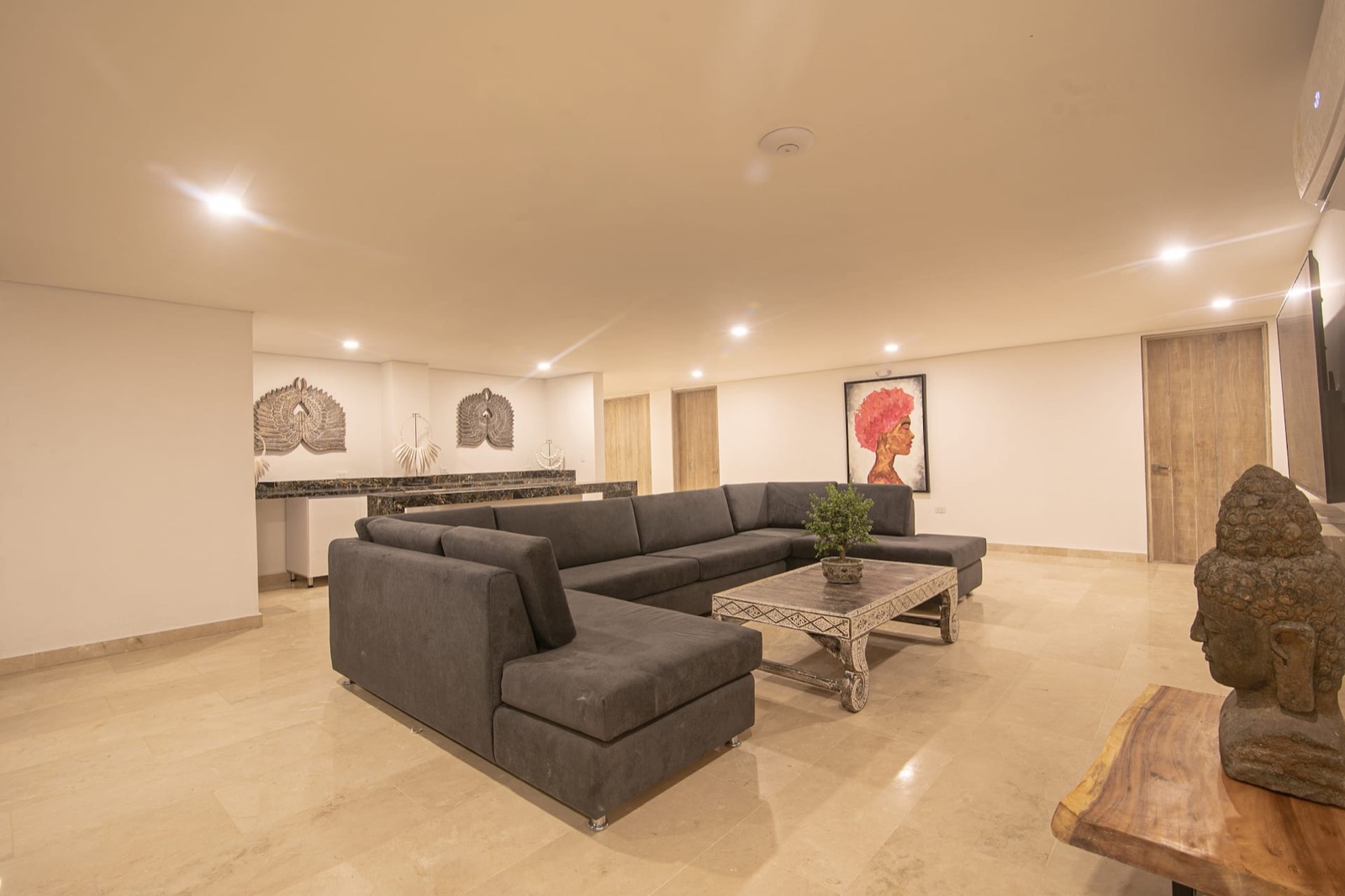 9 Bedroom in Clock Tower Plaza with Private Pool Photo 4