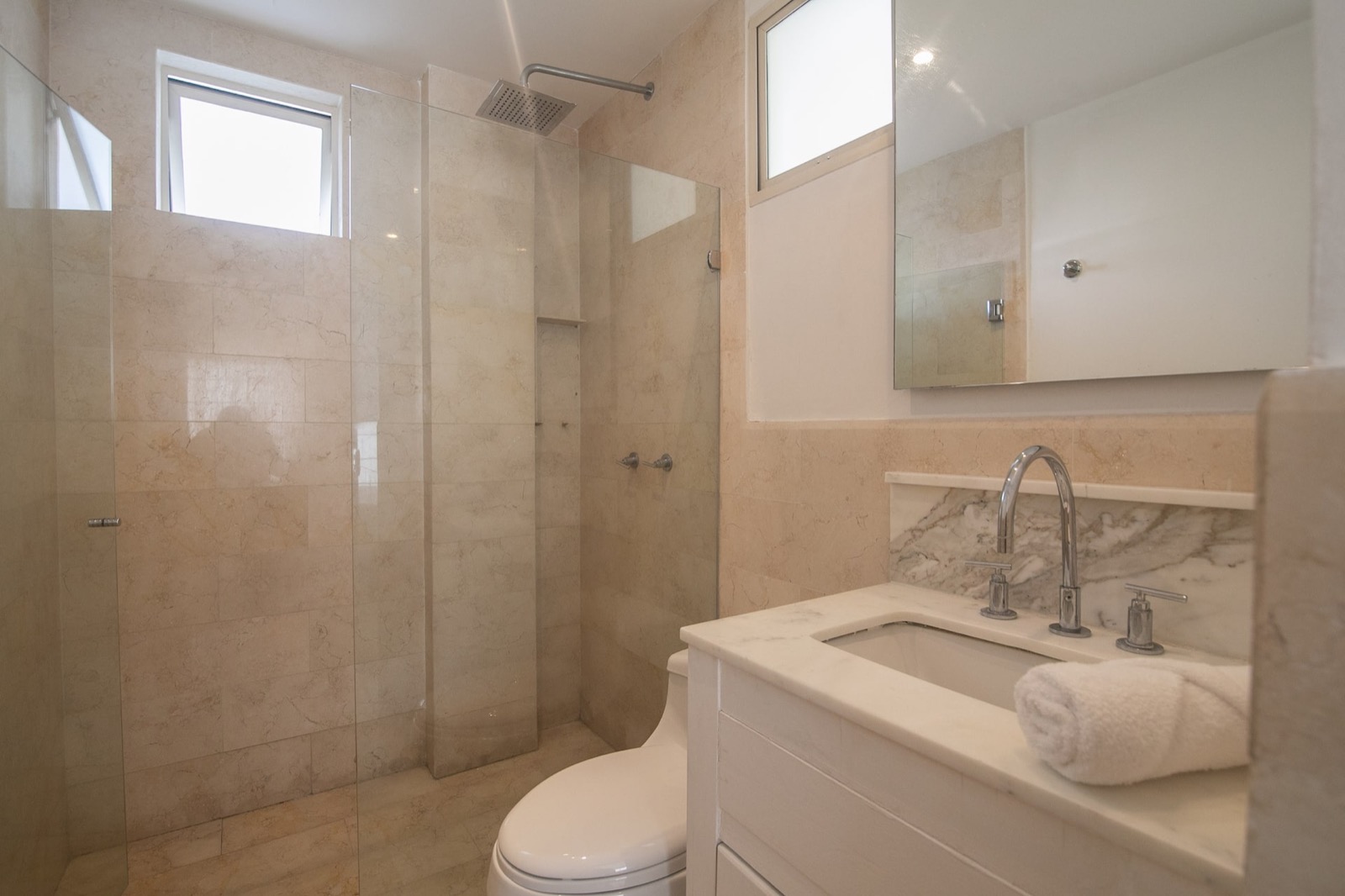 Charming 3 Bedroom in the Old City Full Photo 10