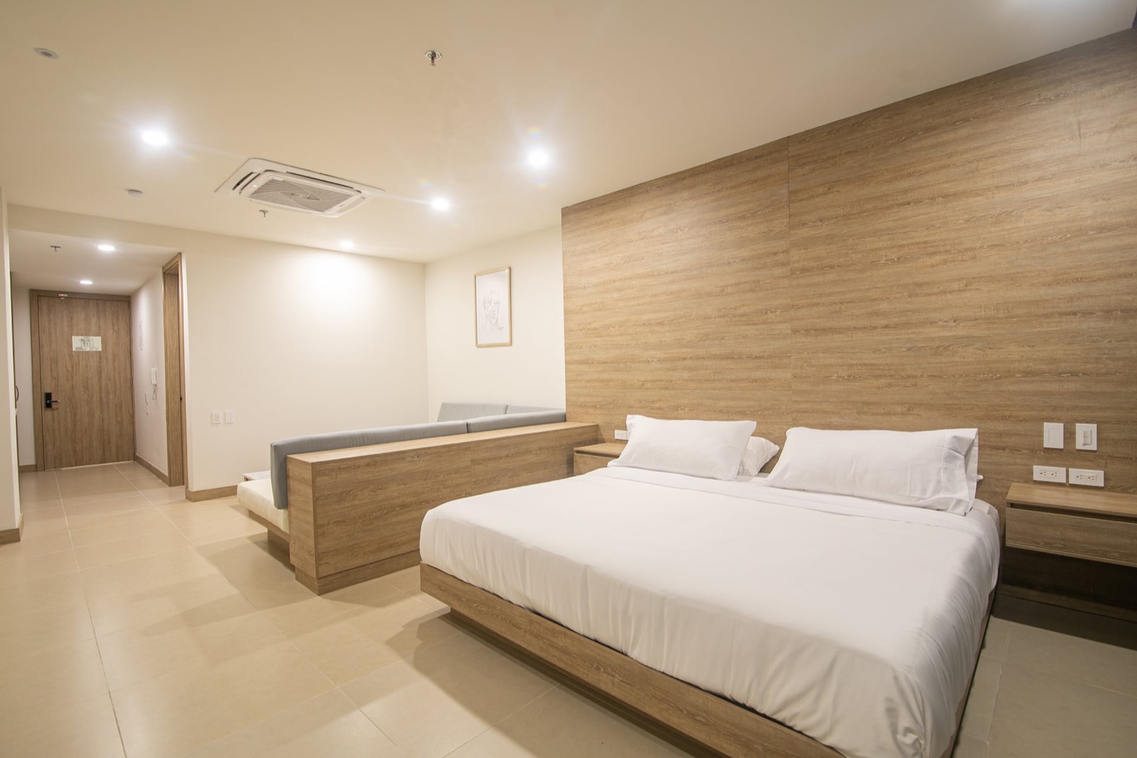Metro Suites 501 - Spacious Apartment with Private Balcony in BG
