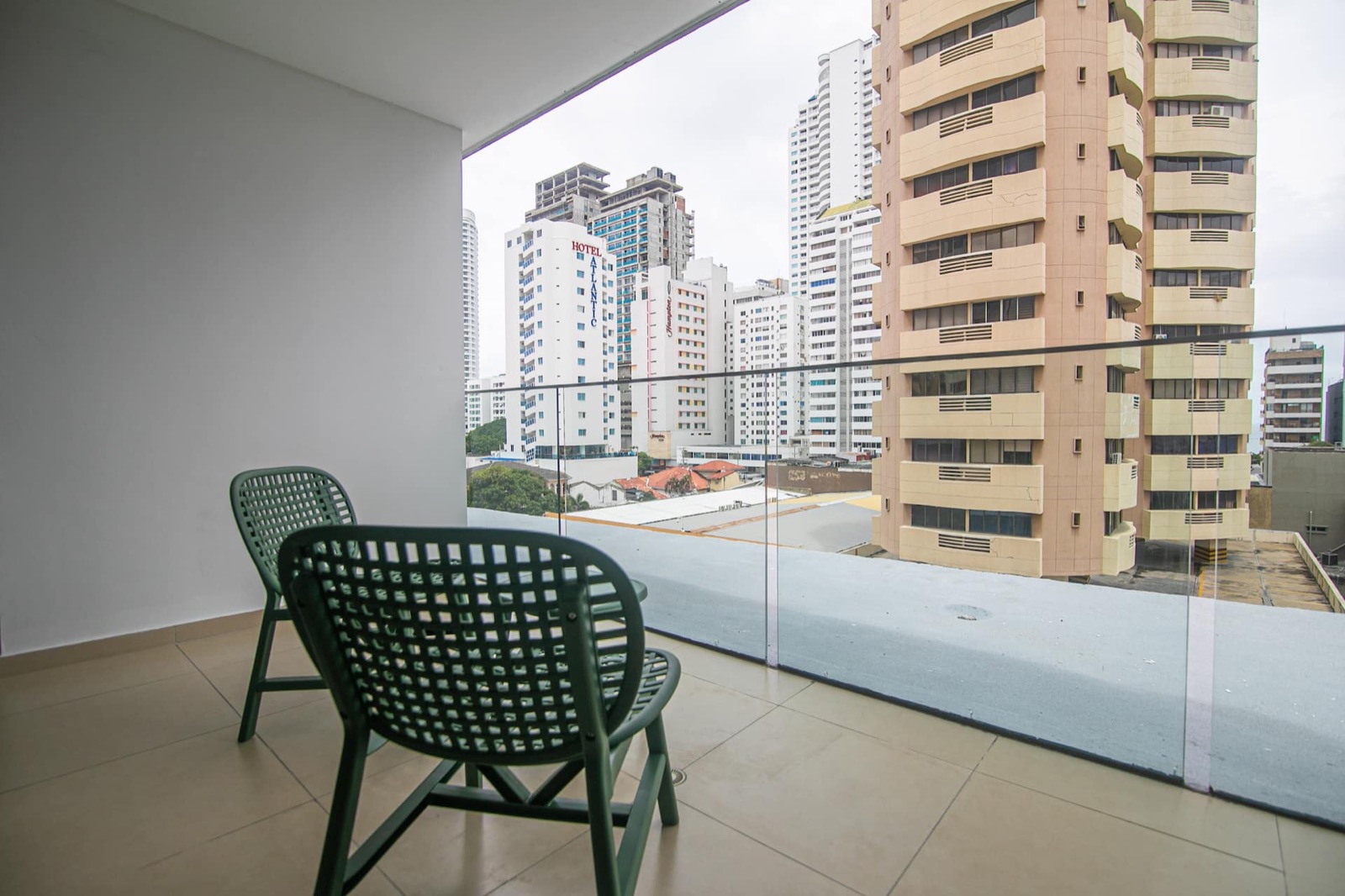 Metro Suites 501 - Spacious Apartment with Private Balcony in BG Photo 5
