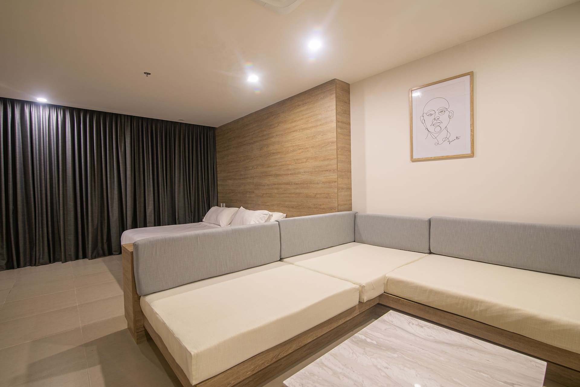 Metro Suites 502 - Luxury Apartment with Private Balcony in BG