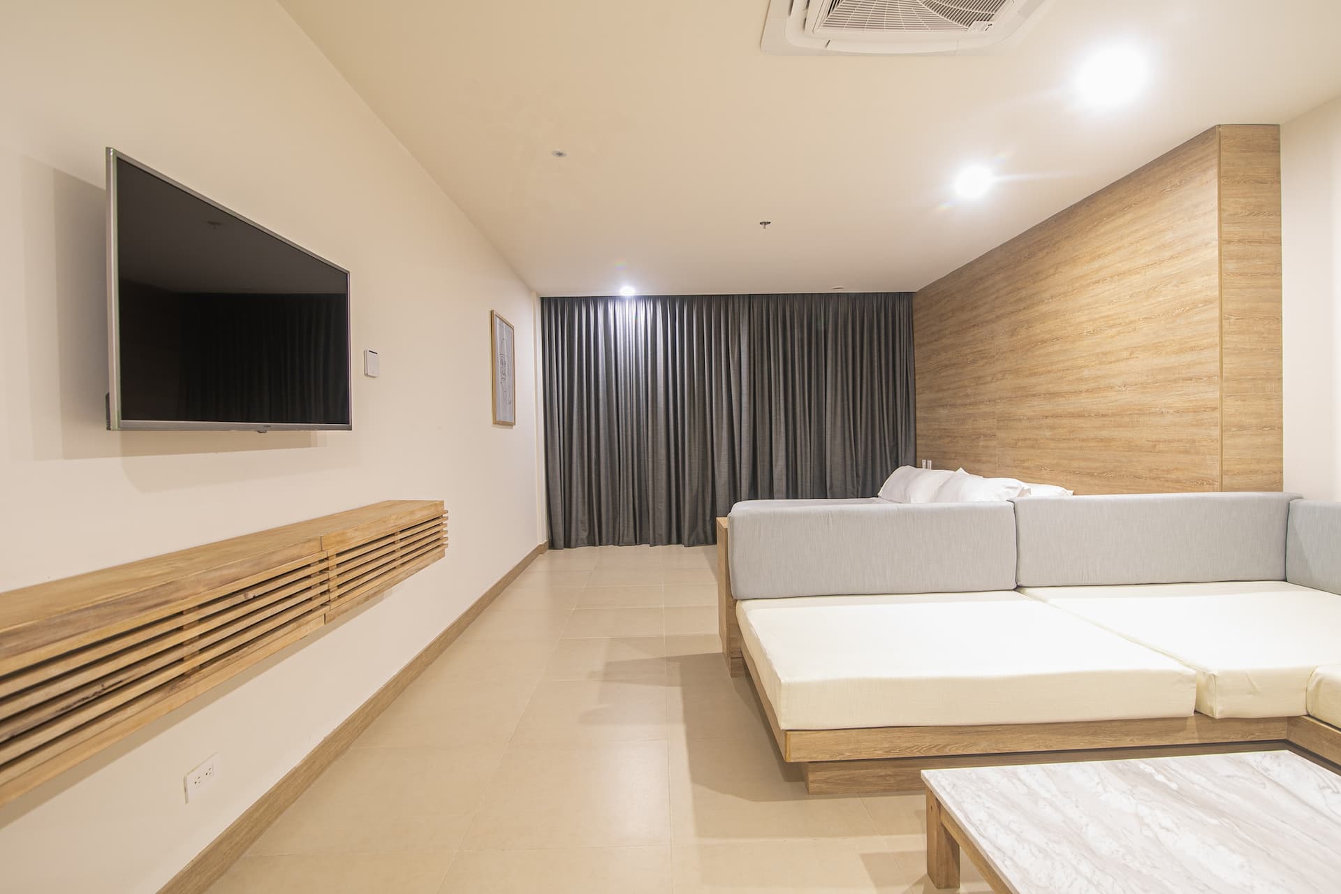 Metro Suites 502 - Luxury Apartment with Private Balcony in BG Photo 4