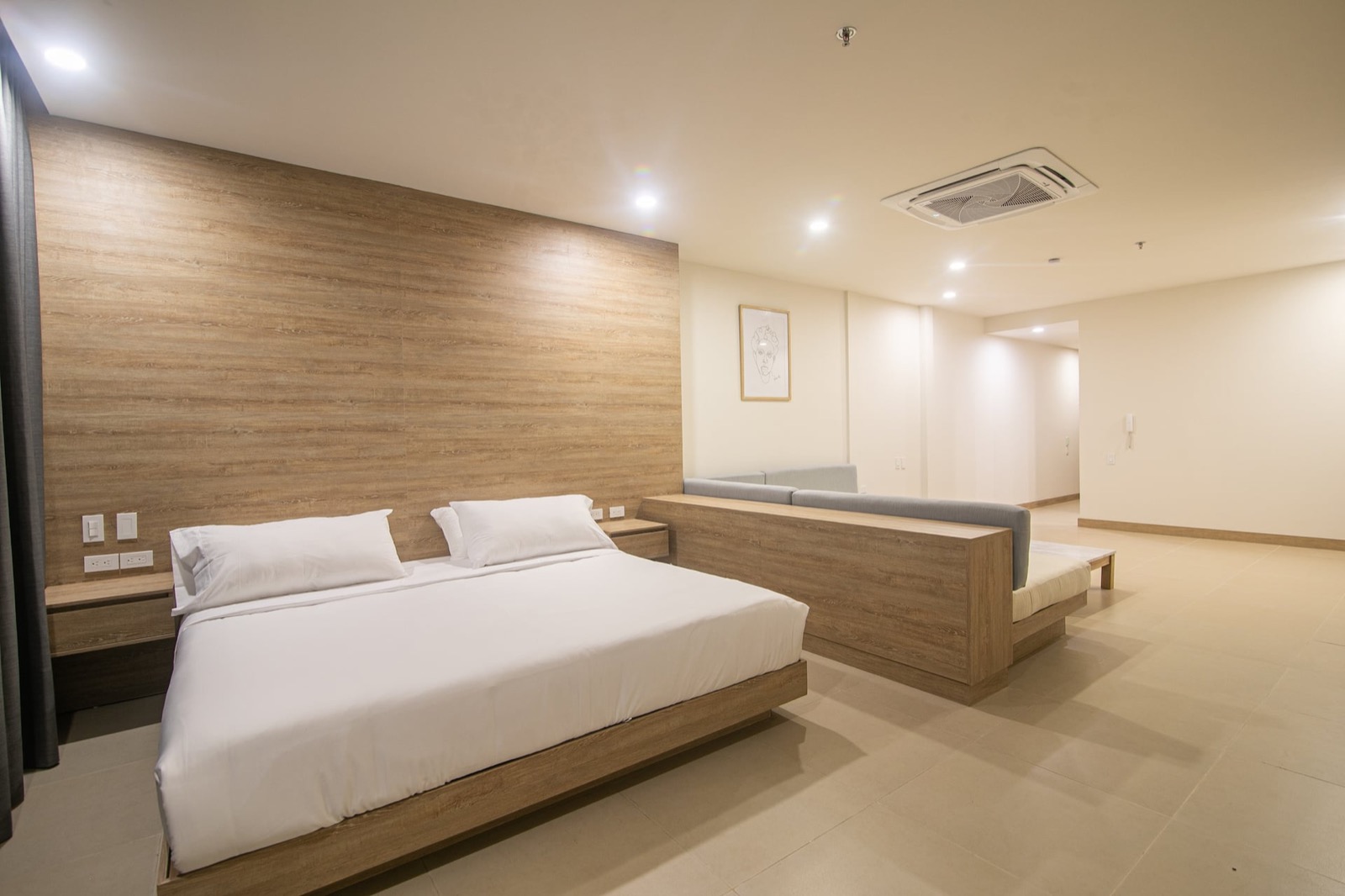 Metro Suites 503 - Beautiful Apartment with Private Balcony in BG