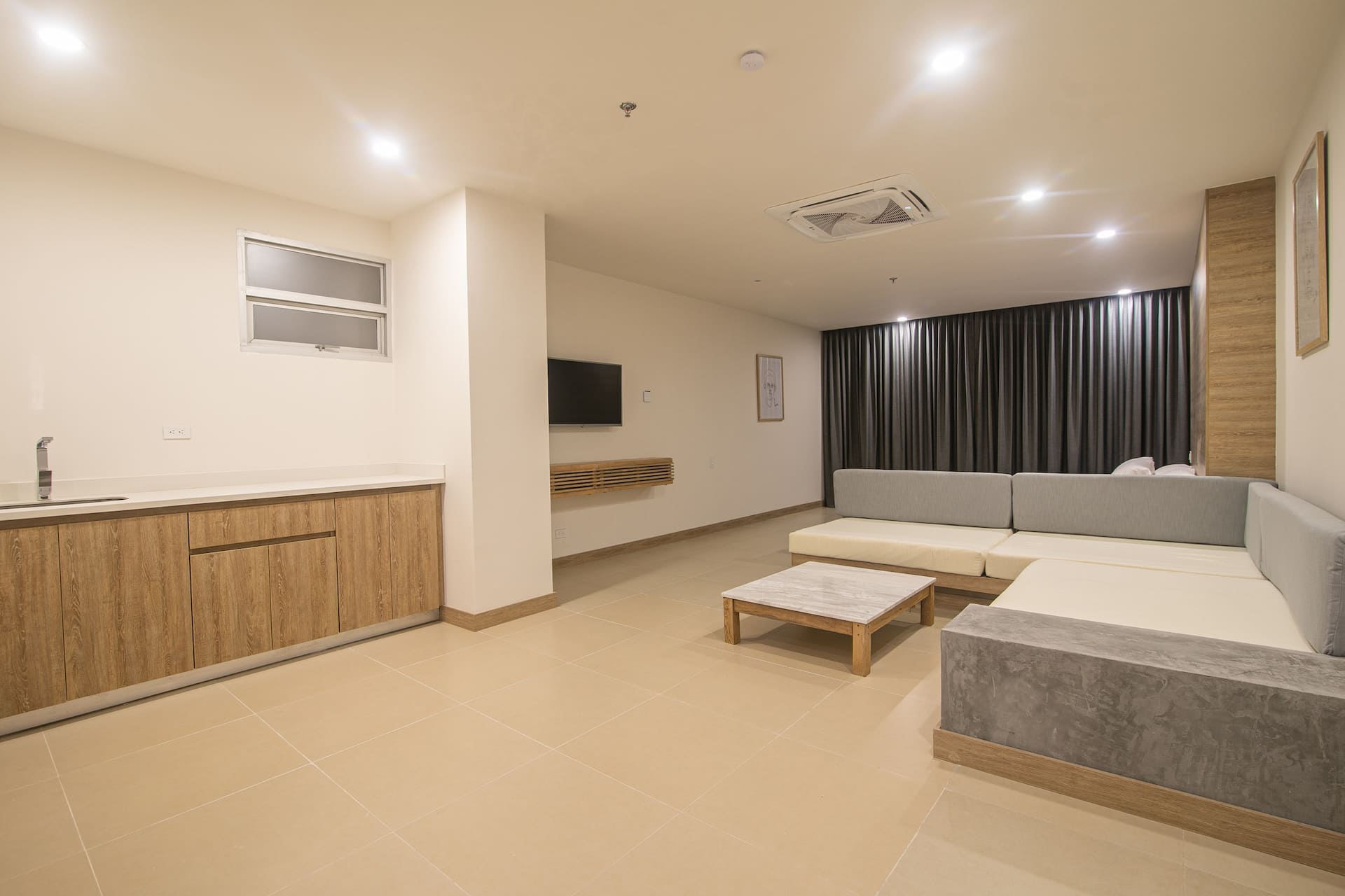 Metro Suites 503 - Beautiful Apartment with Private Balcony in BG